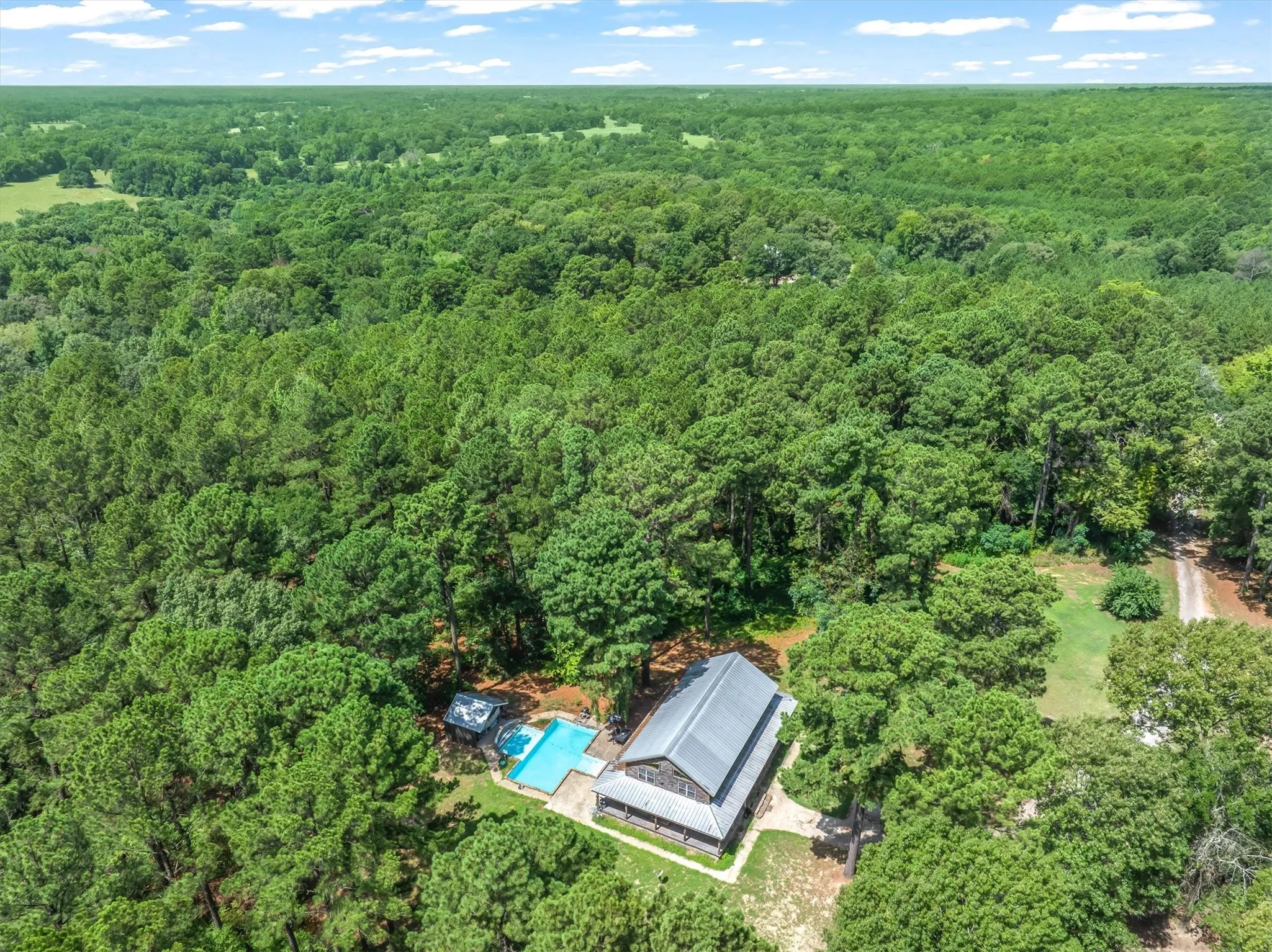 Single Family Residence For Sale in Smith County , 23340 FM 1253, Mineola, Texas 75773, 3 Bedroom, 3 Bathroom, Garage spaces, 2,304 Sqft, built in 2006, mls#21331833, Real Estate Agent in Mineola, Homes For Sale in Smith county, Homes For Sale in Mineola, Realtor in Mineola Texas, Real Estate Brokerage Independent Realty Texas, Luminita Cordes Realtor