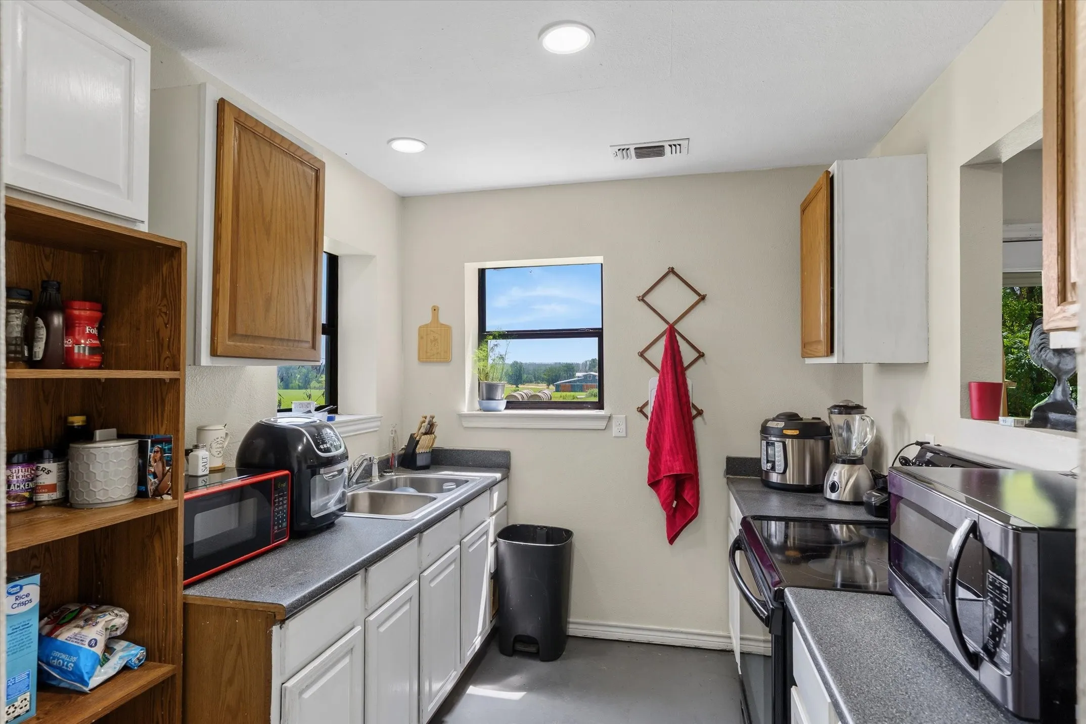 Single Family Residence For Sale in Smith County , 23340 FM 1253, Mineola, Texas 75773, 3 Bedroom, 3 Bathroom, Garage spaces, 2,304 Sqft, built in 2006, mls#21331833, Real Estate Agent in Mineola, Homes For Sale in Smith county, Homes For Sale in Mineola, Realtor in Mineola Texas, Real Estate Brokerage Independent Realty Texas, Luminita Cordes Realtor