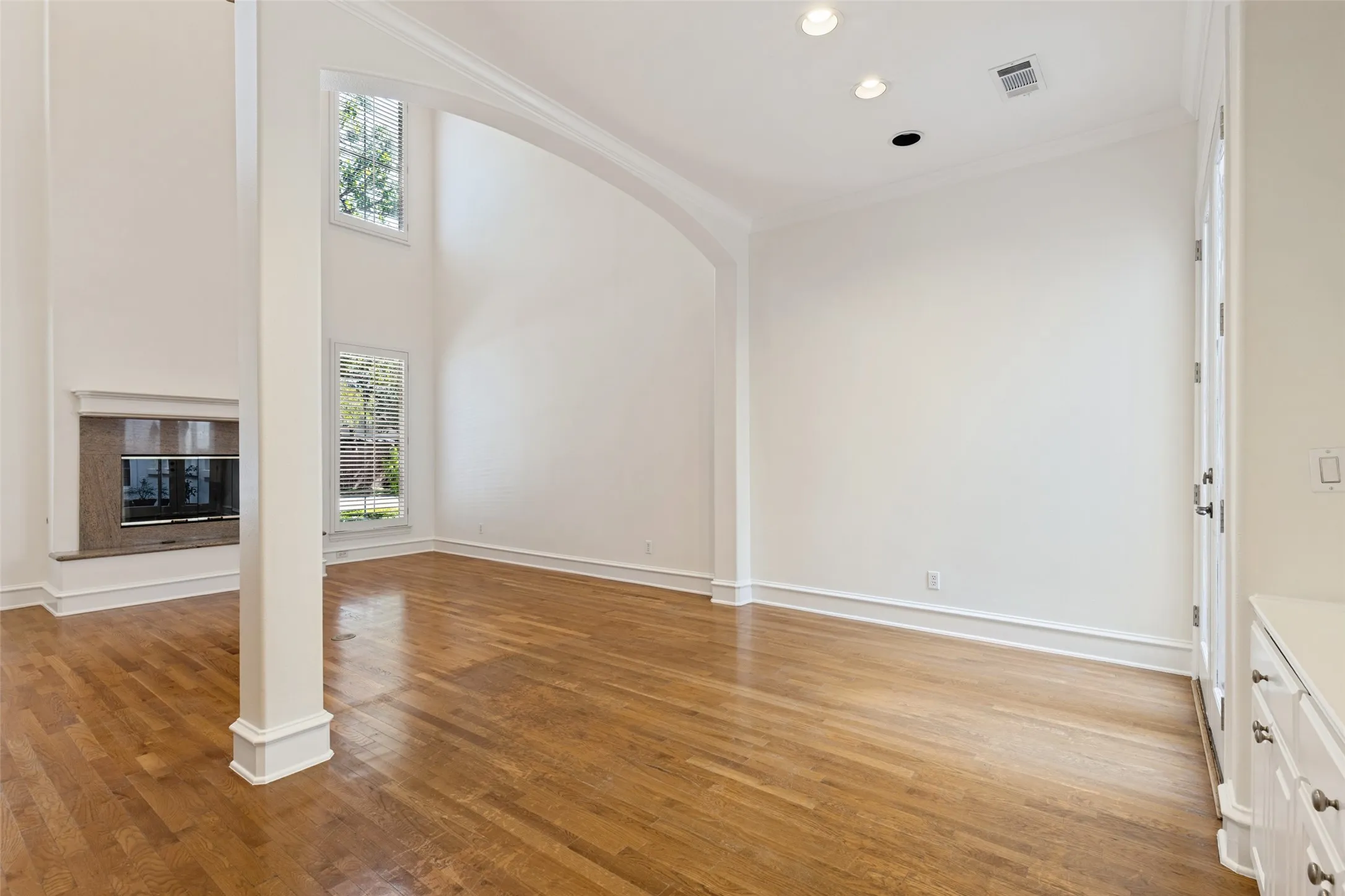 Townhouse For Sale in Dallas County , 7411 Inwood Road, Dallas, Texas 75209, 3 Bedroom, 3 Bathroom, 2 Garage spaces, 2,892 Sqft, built in 1998, mls#21335900, Real Estate Agent in Dallas, Homes For Sale in Dallas county, Homes For Sale in Dallas, Realtor in Dallas Texas, Real Estate Brokerage Independent Realty Texas, Luminita Cordes Realtor