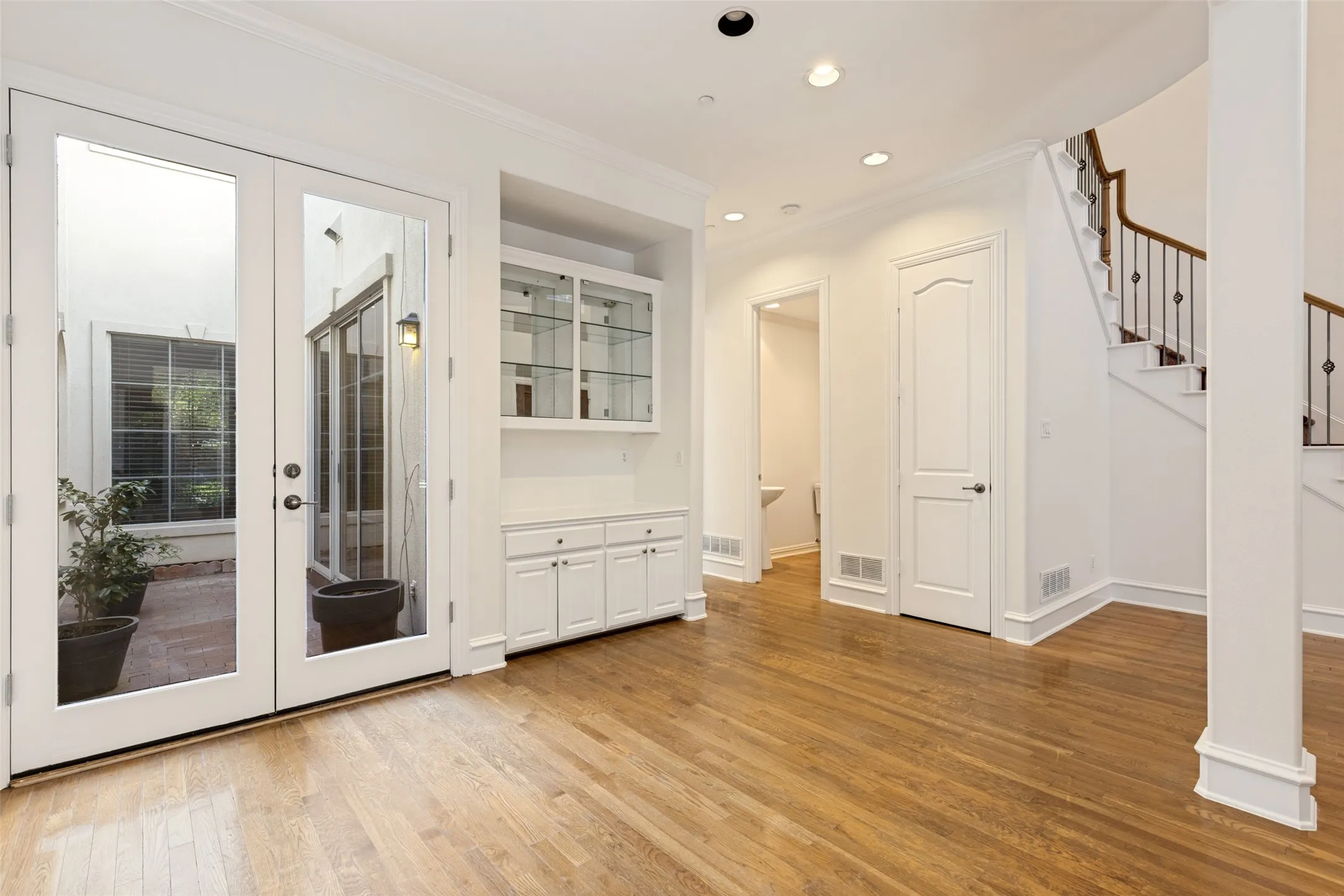 Townhouse For Sale in Dallas County , 7411 Inwood Road, Dallas, Texas 75209, 3 Bedroom, 3 Bathroom, 2 Garage spaces, 2,892 Sqft, built in 1998, mls#21335900, Real Estate Agent in Dallas, Homes For Sale in Dallas county, Homes For Sale in Dallas, Realtor in Dallas Texas, Real Estate Brokerage Independent Realty Texas, Luminita Cordes Realtor