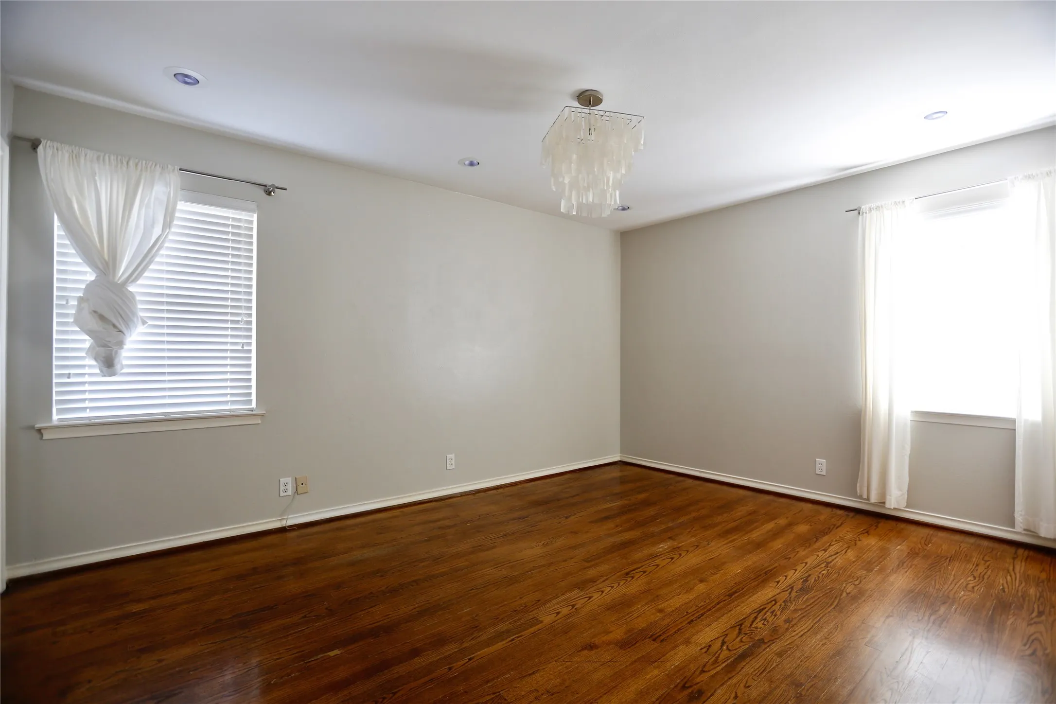 Single Family Residence For Sale in Dallas County , 7219 Clemson Drive, Dallas, Texas 75214, 3 Bedrooms, 2 Bathrooms, 2 Garage spaces, 1,557 Sqft, built in 1956, Price $638,000, mls#21335895, Real Estate Agent in Dallas, Homes For Sale in Dallas county, Homes For Sale in Dallas, Realtor in Dallas Texas, Real Estate Brokerage Independent Realty Texas, Luminita Cordes Realtor