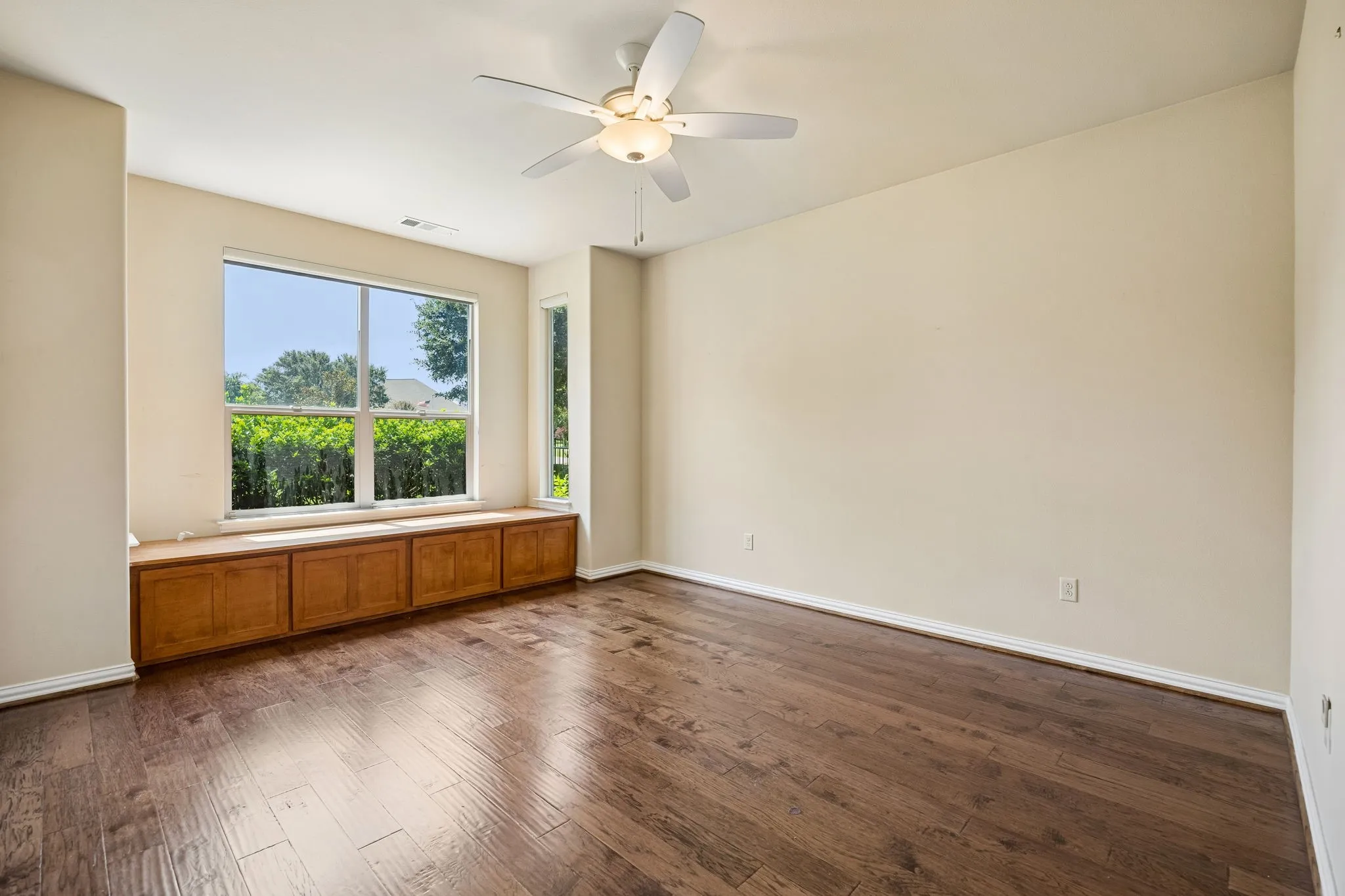Single Family Residence For Sale in Denton County , 8917 Gardenia Drive, Denton, Texas 76207, 2 Bedroom, 3 Bathroom, 2 Garage spaces, 2,366 Sqft, built in 2014, mls#21323420, Real Estate Agent in Denton, Homes For Sale in Denton county, Homes For Sale in Denton, Realtor in Denton Texas, Real Estate Brokerage Independent Realty Texas, Luminita Cordes Realtor