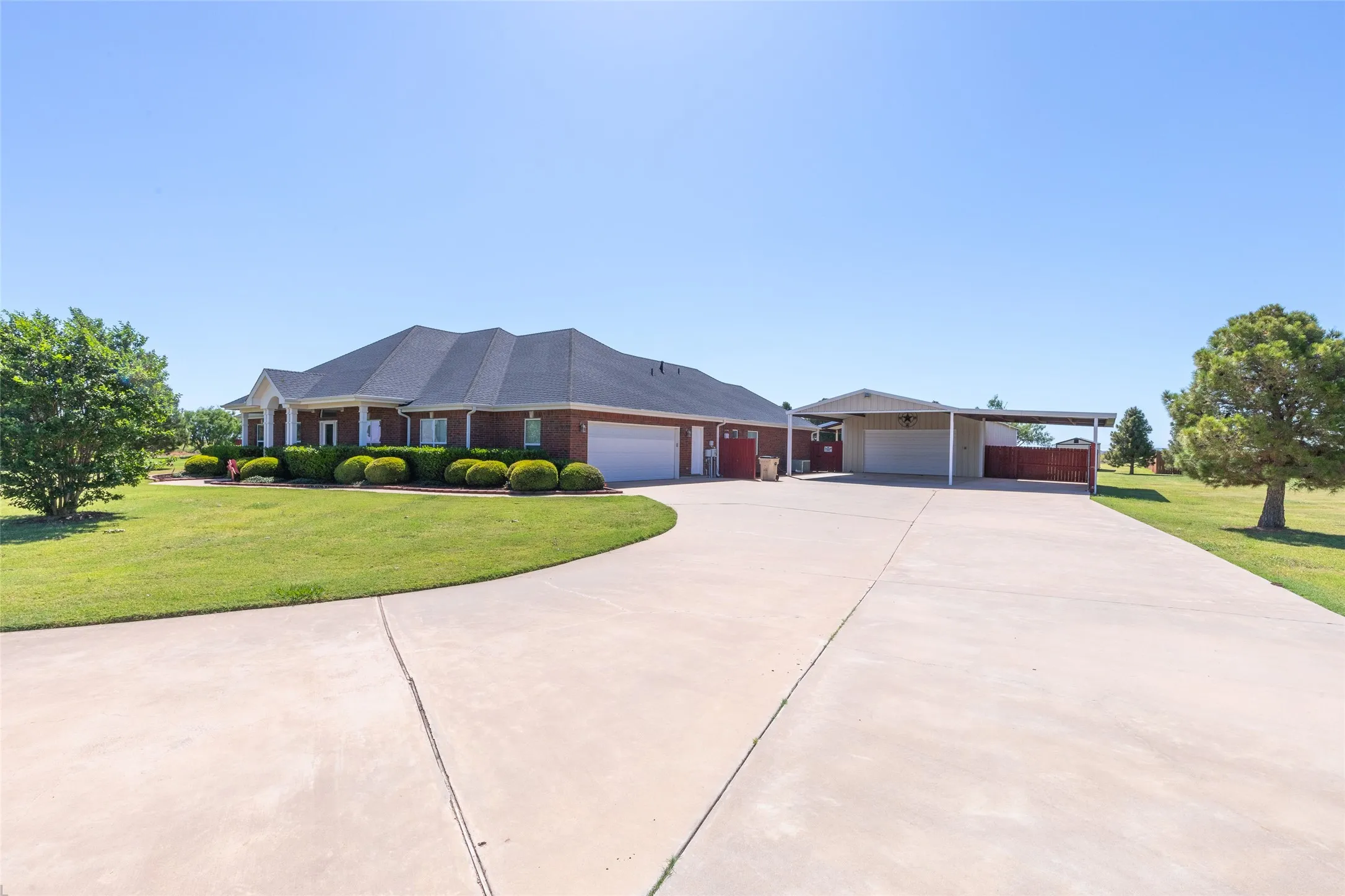 Single Family Residence For Sale in Taylor County , 101 Apple Blossom Drive, Abilene, Texas 79602, 4 Bedroom, 4 Bathroom, 4 Garage spaces, 2,975 Sqft, built in 2010, mls#21323770, Real Estate Agent in Abilene, Homes For Sale in Taylor county, Homes For Sale in Abilene, Realtor in Abilene Texas, Real Estate Brokerage Independent Realty Texas, Luminita Cordes Realtor