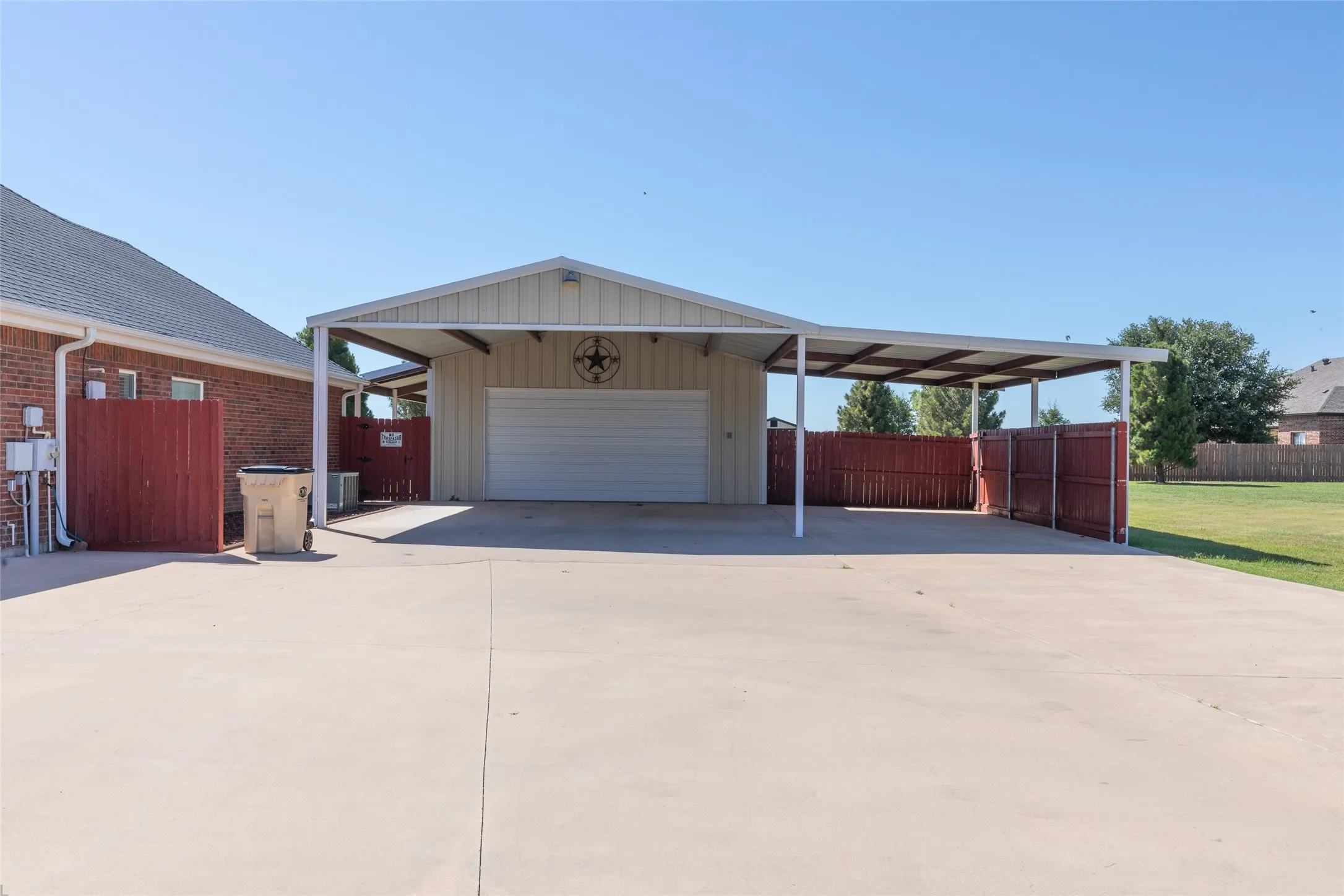 Single Family Residence For Sale in Taylor County , 101 Apple Blossom Drive, Abilene, Texas 79602, 4 Bedroom, 4 Bathroom, 4 Garage spaces, 2,975 Sqft, built in 2010, mls#21323770, Real Estate Agent in Abilene, Homes For Sale in Taylor county, Homes For Sale in Abilene, Realtor in Abilene Texas, Real Estate Brokerage Independent Realty Texas, Luminita Cordes Realtor