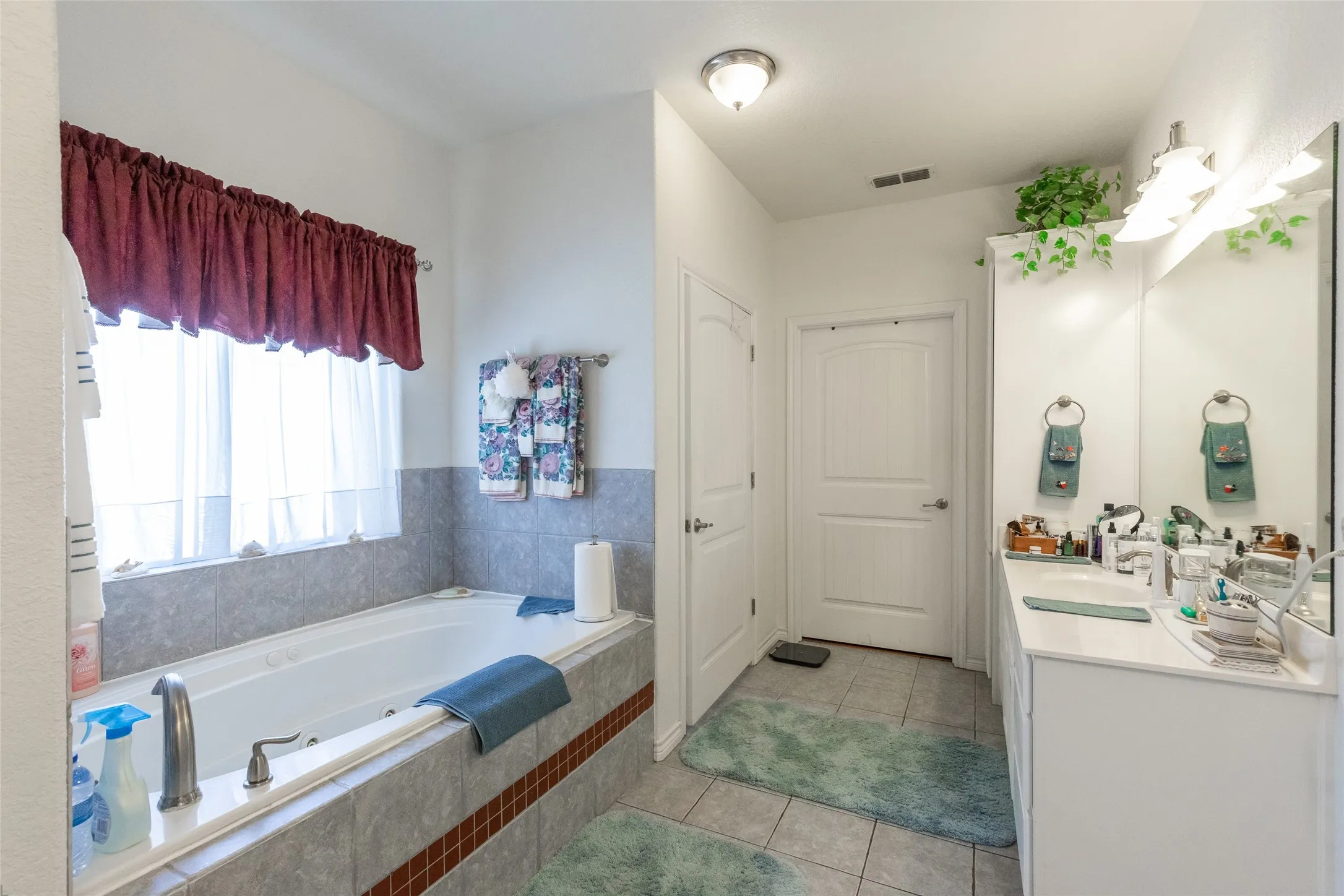 Single Family Residence For Sale in Taylor County , 101 Apple Blossom Drive, Abilene, Texas 79602, 4 Bedroom, 4 Bathroom, 4 Garage spaces, 2,975 Sqft, built in 2010, mls#21323770, Real Estate Agent in Abilene, Homes For Sale in Taylor county, Homes For Sale in Abilene, Realtor in Abilene Texas, Real Estate Brokerage Independent Realty Texas, Luminita Cordes Realtor