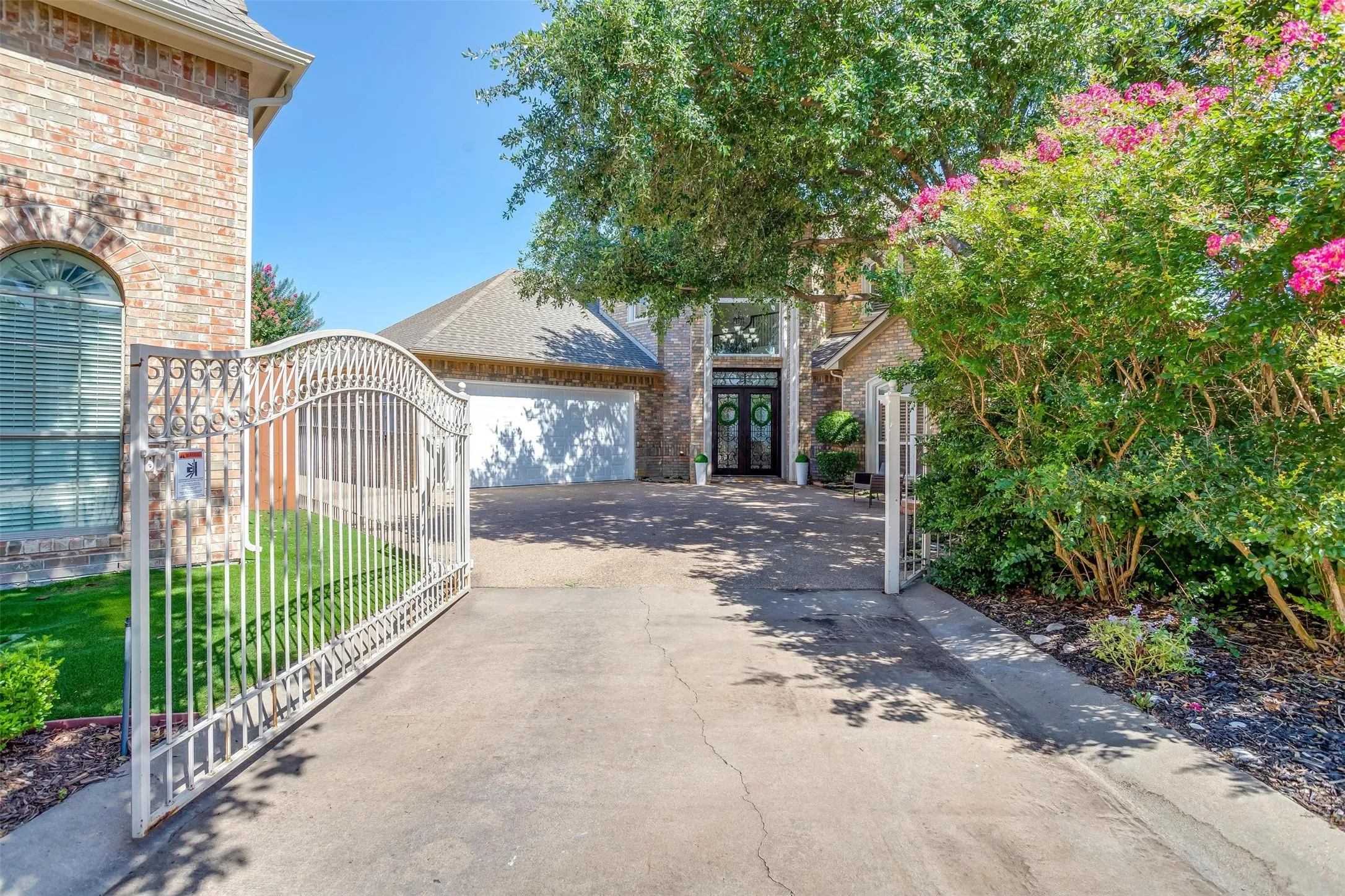 Single Family Residence For Sale in Tarrant County , 4224 Oak Park Court, Fort Worth, Texas 76109, 3 Bedroom, 3 Bathroom, 2 Garage spaces, 3,034 Sqft, built in 2002, mls#21333454, Real Estate Agent in Fort Worth, Homes For Sale in Tarrant county, Homes For Sale in Fort Worth, Realtor in Fort Worth Texas, Real Estate Brokerage Independent Realty Texas, Luminita Cordes Realtor