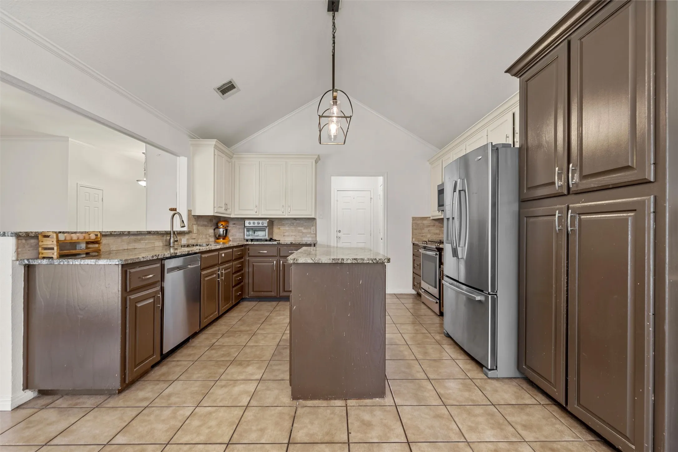 Single Family Residence For Sale in Mc Lennan County , 1112 Regina Drive, Hewitt, Texas 76643, 4 Bedroom, 3 Bathroom, 2 Garage spaces, 2,042 Sqft, built in 2001, mls#21335710, Real Estate Agent in Hewitt, Homes For Sale in Mc Lennan county, Homes For Sale in Hewitt, Realtor in Hewitt Texas, Real Estate Brokerage Independent Realty Texas, Luminita Cordes Realtor