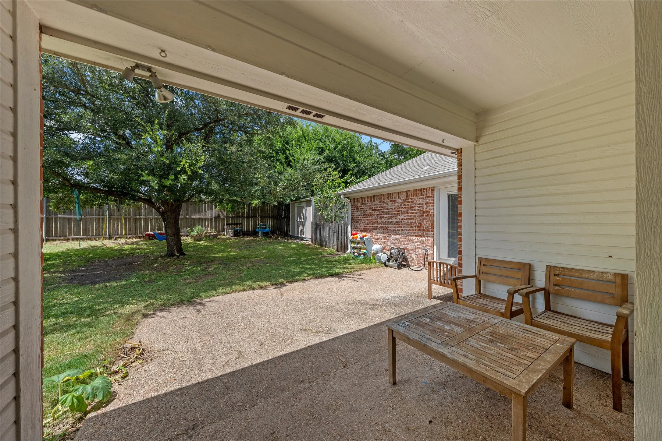 Single Family Residence For Sale in Mc Lennan County , 1112 Regina Drive, Hewitt, Texas 76643, 4 Bedroom, 3 Bathroom, 2 Garage spaces, 2,042 Sqft, built in 2001, mls#21335710, Real Estate Agent in Hewitt, Homes For Sale in Mc Lennan county, Homes For Sale in Hewitt, Realtor in Hewitt Texas, Real Estate Brokerage Independent Realty Texas, Luminita Cordes Realtor