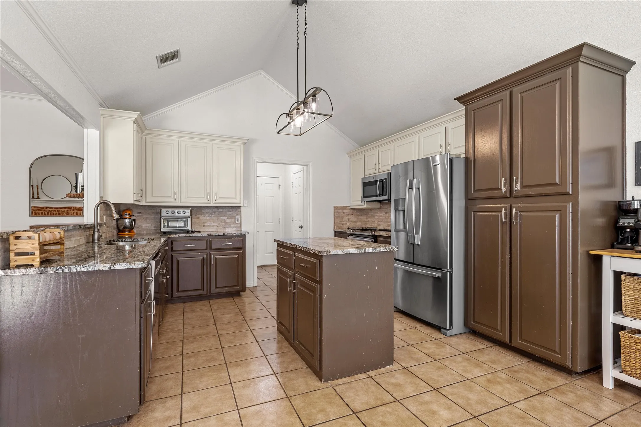Single Family Residence For Sale in Mc Lennan County , 1112 Regina Drive, Hewitt, Texas 76643, 4 Bedroom, 3 Bathroom, 2 Garage spaces, 2,042 Sqft, built in 2001, mls#21335710, Real Estate Agent in Hewitt, Homes For Sale in Mc Lennan county, Homes For Sale in Hewitt, Realtor in Hewitt Texas, Real Estate Brokerage Independent Realty Texas, Luminita Cordes Realtor