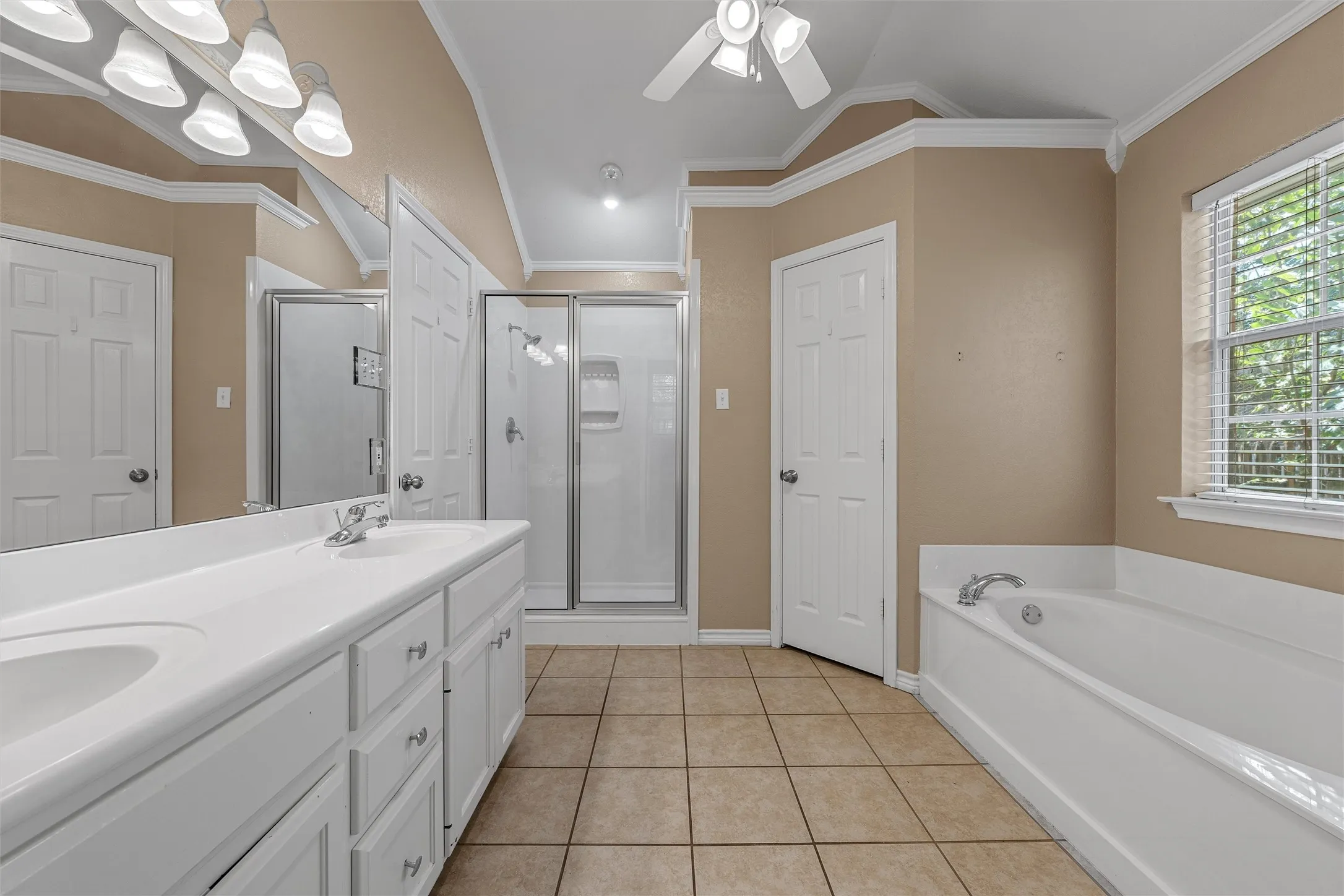 Single Family Residence For Sale in Mc Lennan County , 1112 Regina Drive, Hewitt, Texas 76643, 4 Bedroom, 3 Bathroom, 2 Garage spaces, 2,042 Sqft, built in 2001, mls#21335710, Real Estate Agent in Hewitt, Homes For Sale in Mc Lennan county, Homes For Sale in Hewitt, Realtor in Hewitt Texas, Real Estate Brokerage Independent Realty Texas, Luminita Cordes Realtor