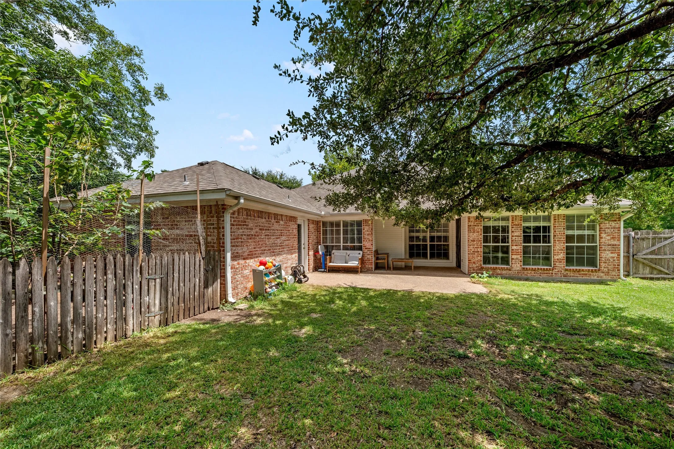 Single Family Residence For Sale in Mc Lennan County , 1112 Regina Drive, Hewitt, Texas 76643, 4 Bedroom, 3 Bathroom, 2 Garage spaces, 2,042 Sqft, built in 2001, mls#21335710, Real Estate Agent in Hewitt, Homes For Sale in Mc Lennan county, Homes For Sale in Hewitt, Realtor in Hewitt Texas, Real Estate Brokerage Independent Realty Texas, Luminita Cordes Realtor
