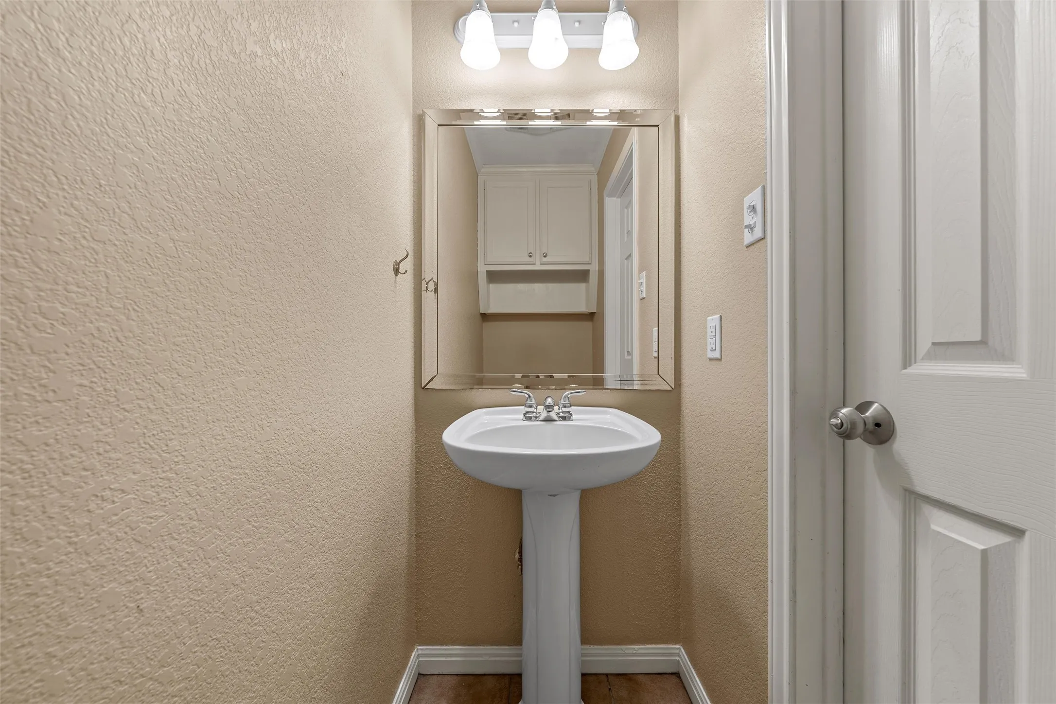 Single Family Residence For Sale in Mc Lennan County , 1112 Regina Drive, Hewitt, Texas 76643, 4 Bedroom, 3 Bathroom, 2 Garage spaces, 2,042 Sqft, built in 2001, mls#21335710, Real Estate Agent in Hewitt, Homes For Sale in Mc Lennan county, Homes For Sale in Hewitt, Realtor in Hewitt Texas, Real Estate Brokerage Independent Realty Texas, Luminita Cordes Realtor