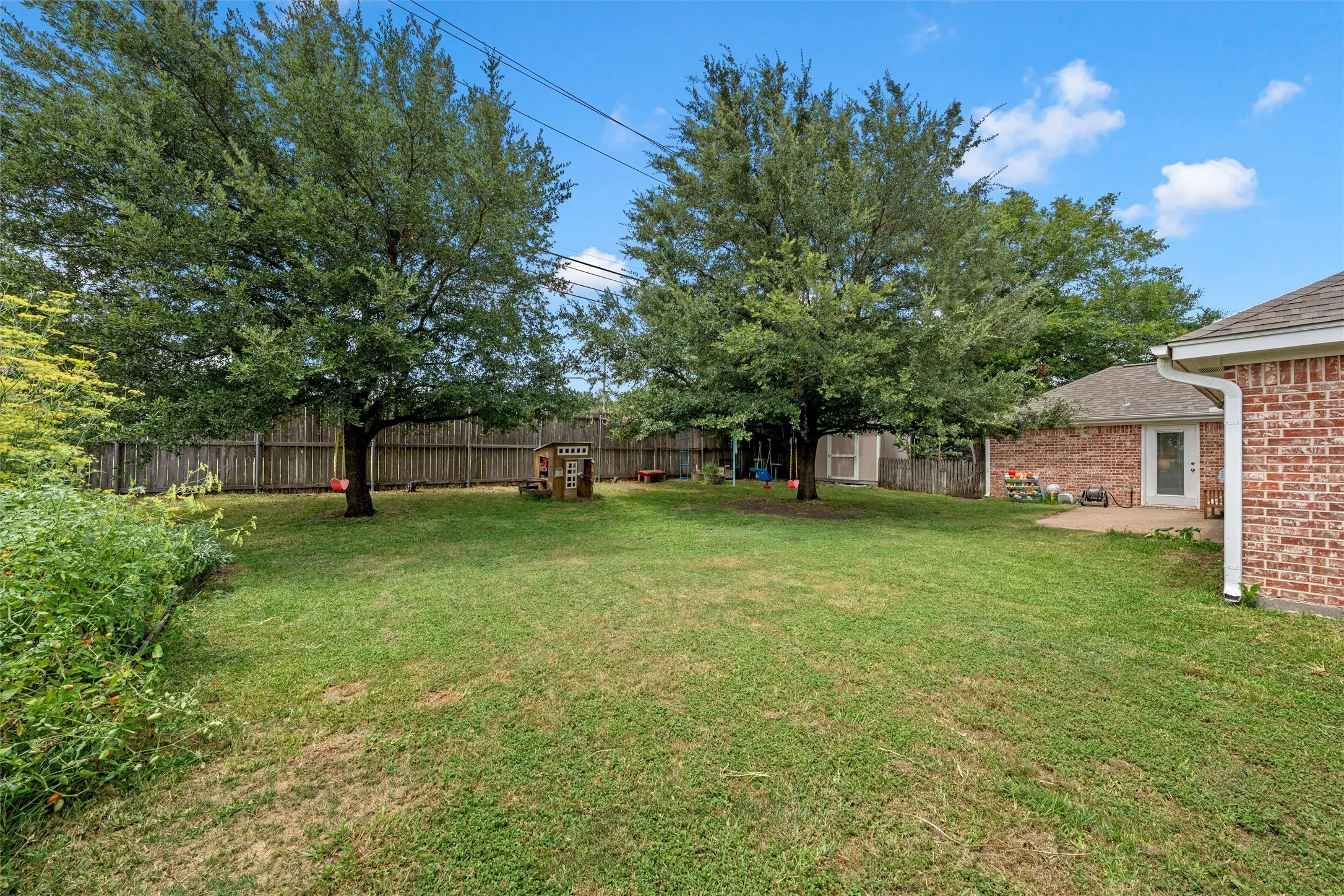 Single Family Residence For Sale in Mc Lennan County , 1112 Regina Drive, Hewitt, Texas 76643, 4 Bedroom, 3 Bathroom, 2 Garage spaces, 2,042 Sqft, built in 2001, mls#21335710, Real Estate Agent in Hewitt, Homes For Sale in Mc Lennan county, Homes For Sale in Hewitt, Realtor in Hewitt Texas, Real Estate Brokerage Independent Realty Texas, Luminita Cordes Realtor
