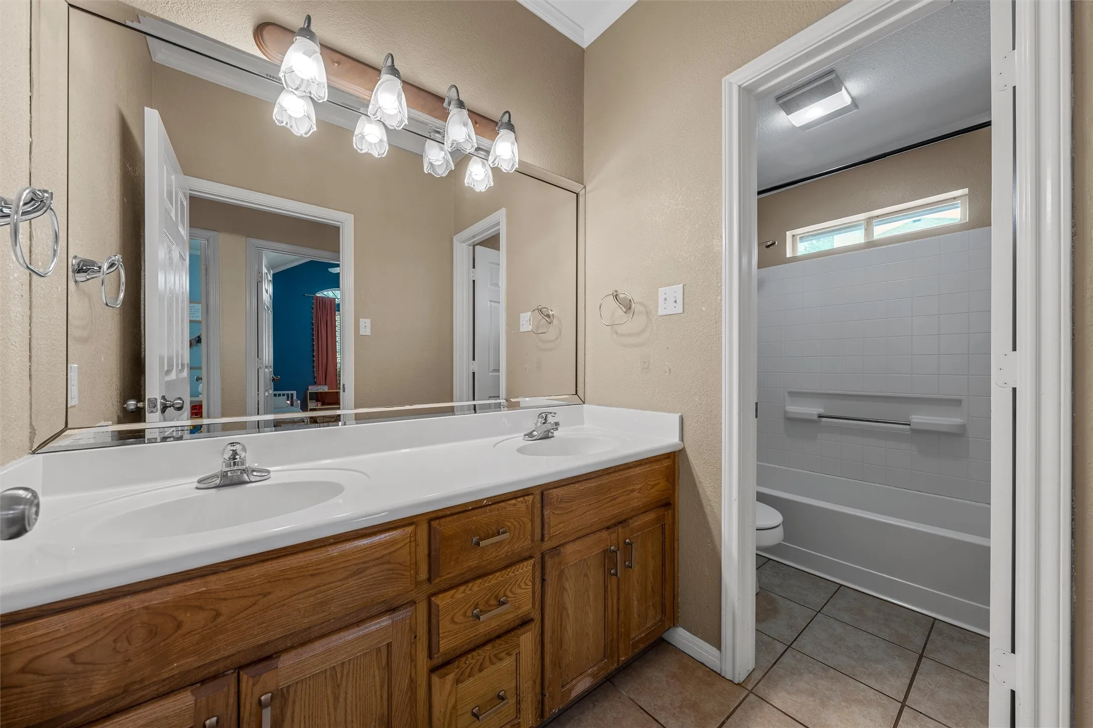 Single Family Residence For Sale in Mc Lennan County , 1112 Regina Drive, Hewitt, Texas 76643, 4 Bedroom, 3 Bathroom, 2 Garage spaces, 2,042 Sqft, built in 2001, mls#21335710, Real Estate Agent in Hewitt, Homes For Sale in Mc Lennan county, Homes For Sale in Hewitt, Realtor in Hewitt Texas, Real Estate Brokerage Independent Realty Texas, Luminita Cordes Realtor