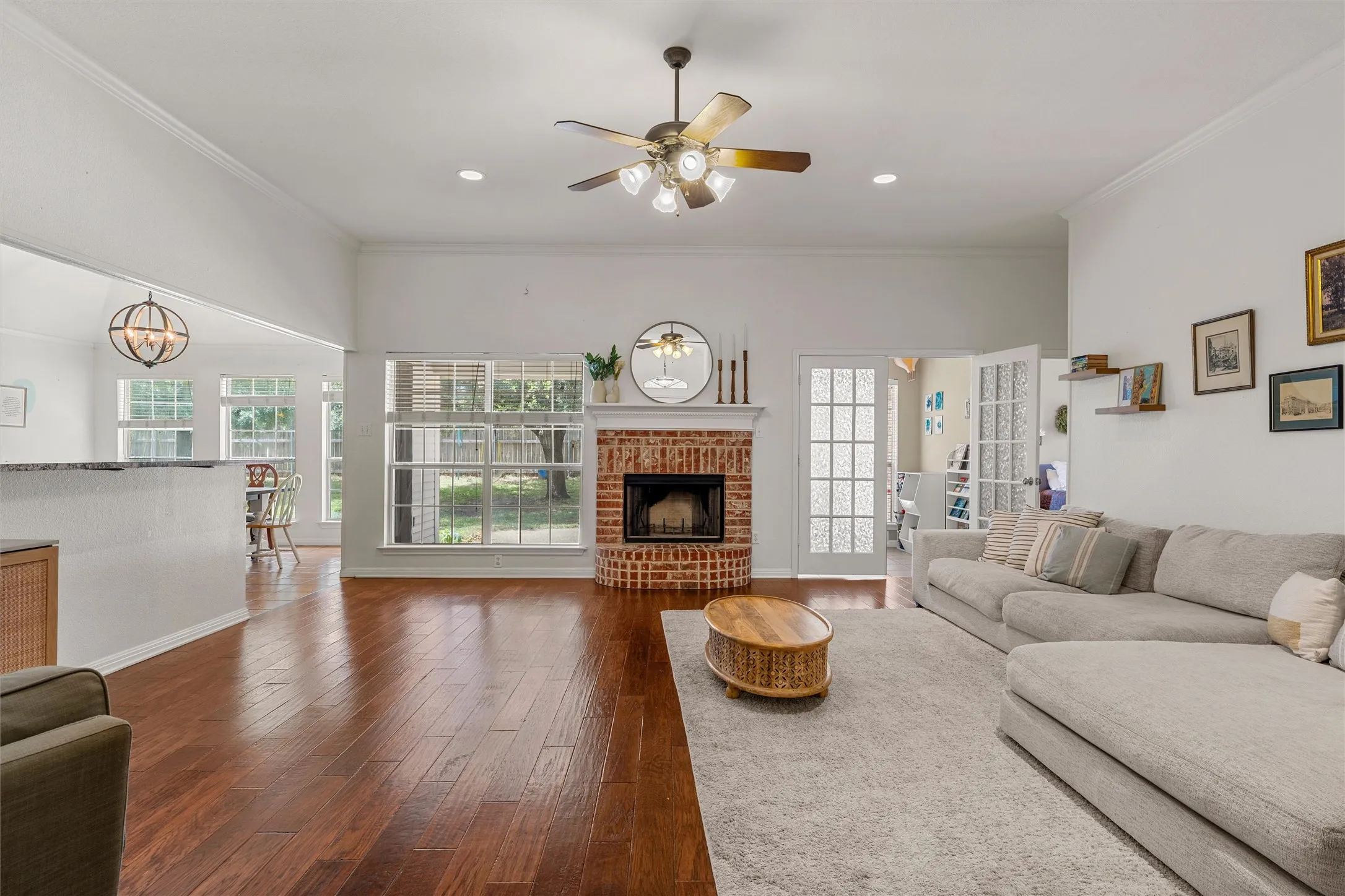 Single Family Residence For Sale in Mc Lennan County , 1112 Regina Drive, Hewitt, Texas 76643, 4 Bedroom, 3 Bathroom, 2 Garage spaces, 2,042 Sqft, built in 2001, mls#21335710, Real Estate Agent in Hewitt, Homes For Sale in Mc Lennan county, Homes For Sale in Hewitt, Realtor in Hewitt Texas, Real Estate Brokerage Independent Realty Texas, Luminita Cordes Realtor