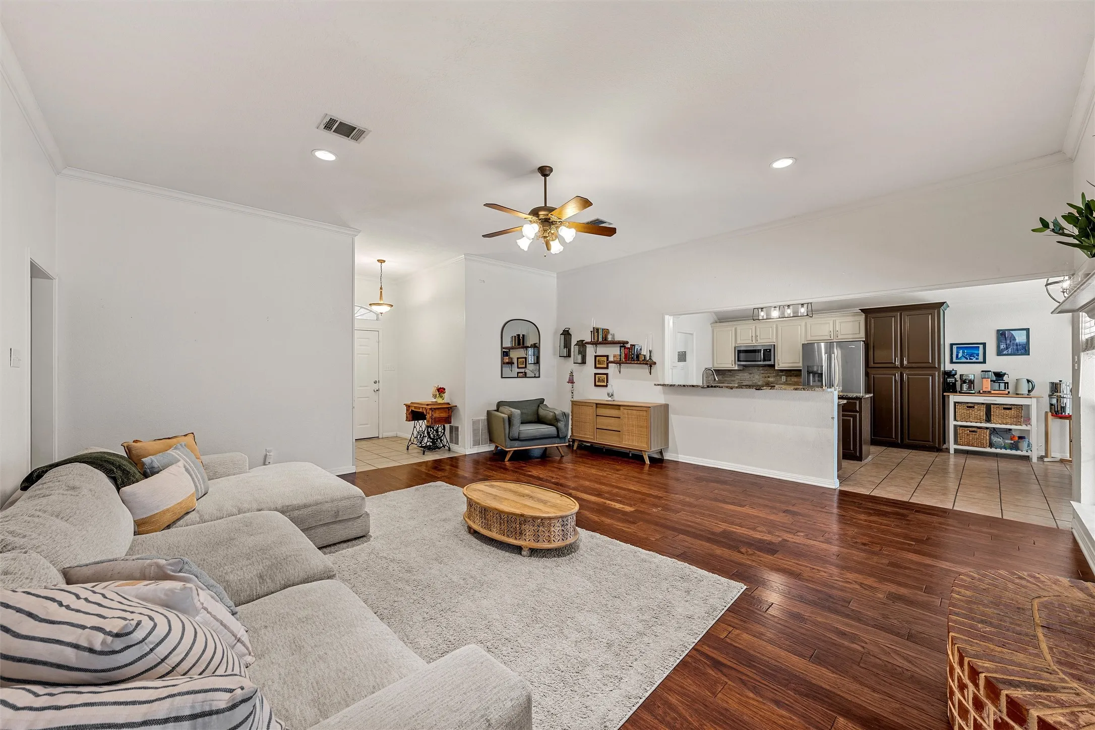 Single Family Residence For Sale in Mc Lennan County , 1112 Regina Drive, Hewitt, Texas 76643, 4 Bedroom, 3 Bathroom, 2 Garage spaces, 2,042 Sqft, built in 2001, mls#21335710, Real Estate Agent in Hewitt, Homes For Sale in Mc Lennan county, Homes For Sale in Hewitt, Realtor in Hewitt Texas, Real Estate Brokerage Independent Realty Texas, Luminita Cordes Realtor