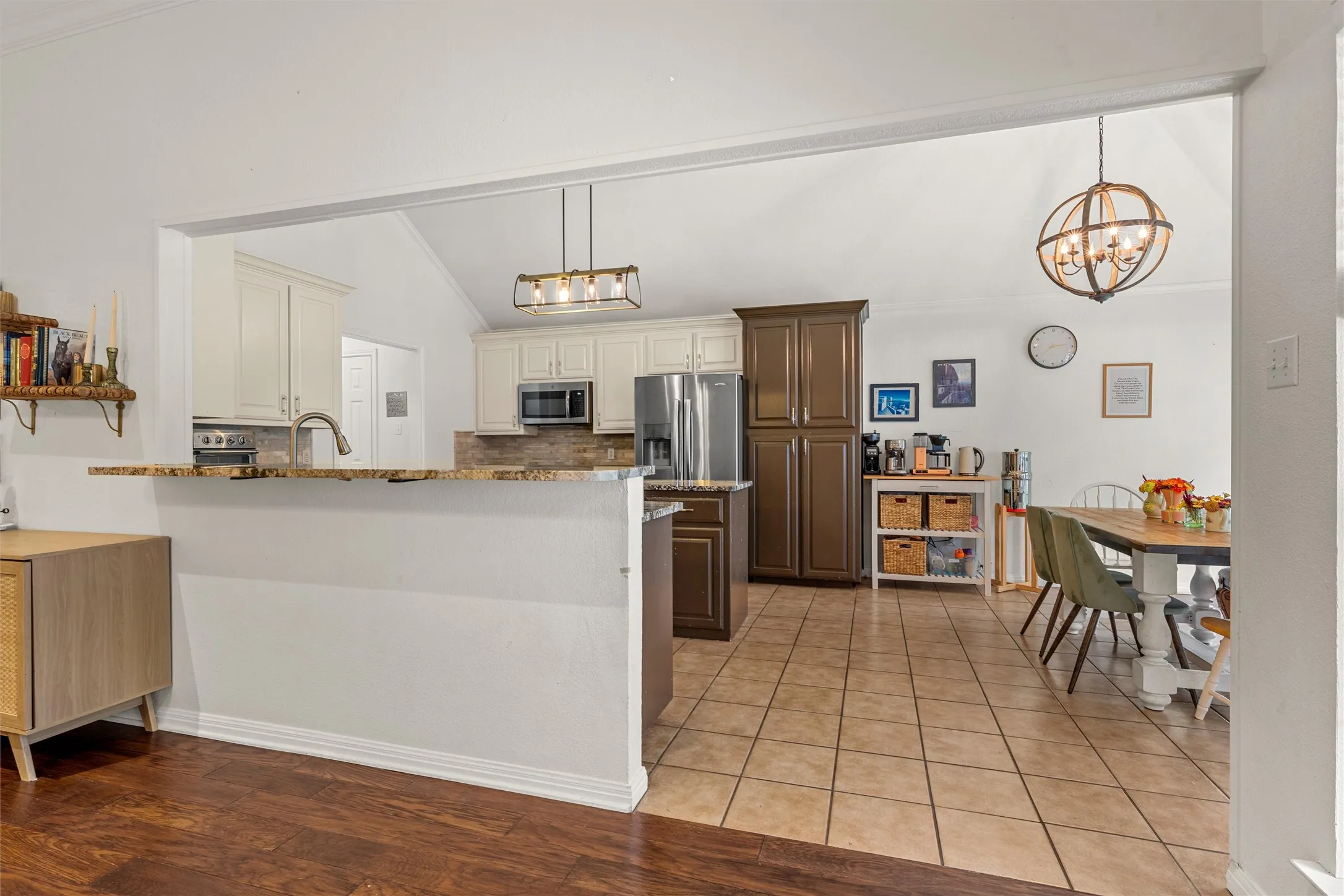 Single Family Residence For Sale in Mc Lennan County , 1112 Regina Drive, Hewitt, Texas 76643, 4 Bedroom, 3 Bathroom, 2 Garage spaces, 2,042 Sqft, built in 2001, mls#21335710, Real Estate Agent in Hewitt, Homes For Sale in Mc Lennan county, Homes For Sale in Hewitt, Realtor in Hewitt Texas, Real Estate Brokerage Independent Realty Texas, Luminita Cordes Realtor