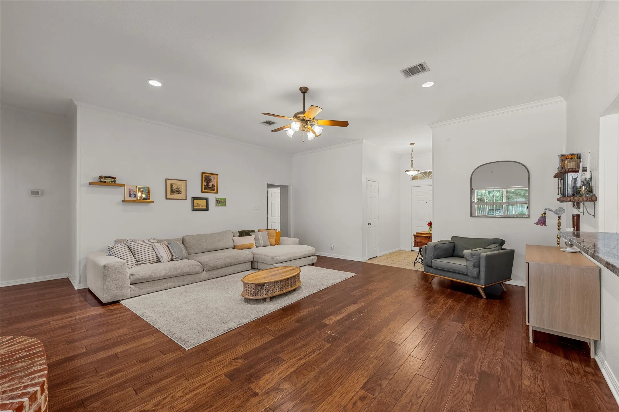 Single Family Residence For Sale in Mc Lennan County , 1112 Regina Drive, Hewitt, Texas 76643, 4 Bedroom, 3 Bathroom, 2 Garage spaces, 2,042 Sqft, built in 2001, mls#21335710, Real Estate Agent in Hewitt, Homes For Sale in Mc Lennan county, Homes For Sale in Hewitt, Realtor in Hewitt Texas, Real Estate Brokerage Independent Realty Texas, Luminita Cordes Realtor