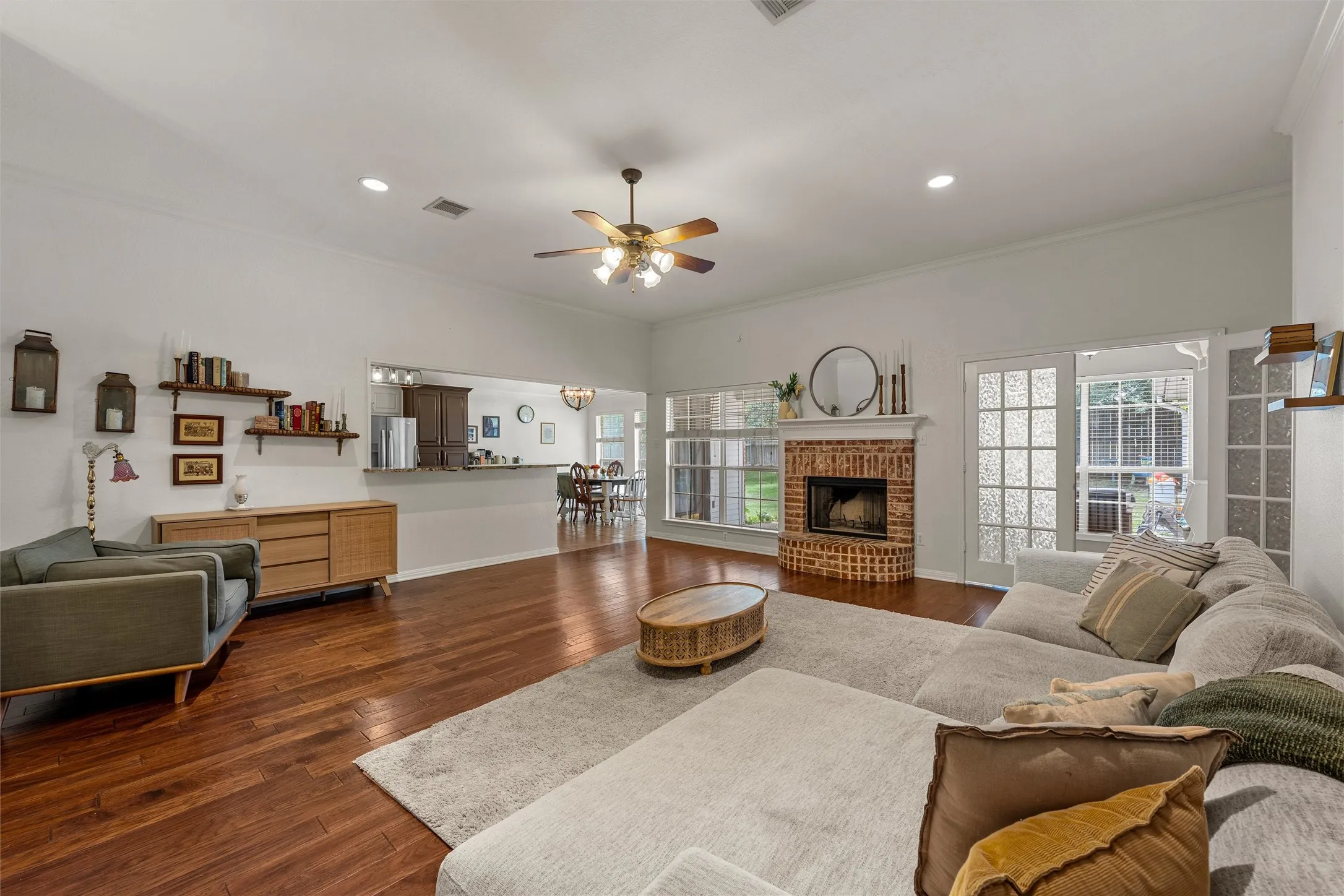 Single Family Residence For Sale in Mc Lennan County , 1112 Regina Drive, Hewitt, Texas 76643, 4 Bedroom, 3 Bathroom, 2 Garage spaces, 2,042 Sqft, built in 2001, mls#21335710, Real Estate Agent in Hewitt, Homes For Sale in Mc Lennan county, Homes For Sale in Hewitt, Realtor in Hewitt Texas, Real Estate Brokerage Independent Realty Texas, Luminita Cordes Realtor