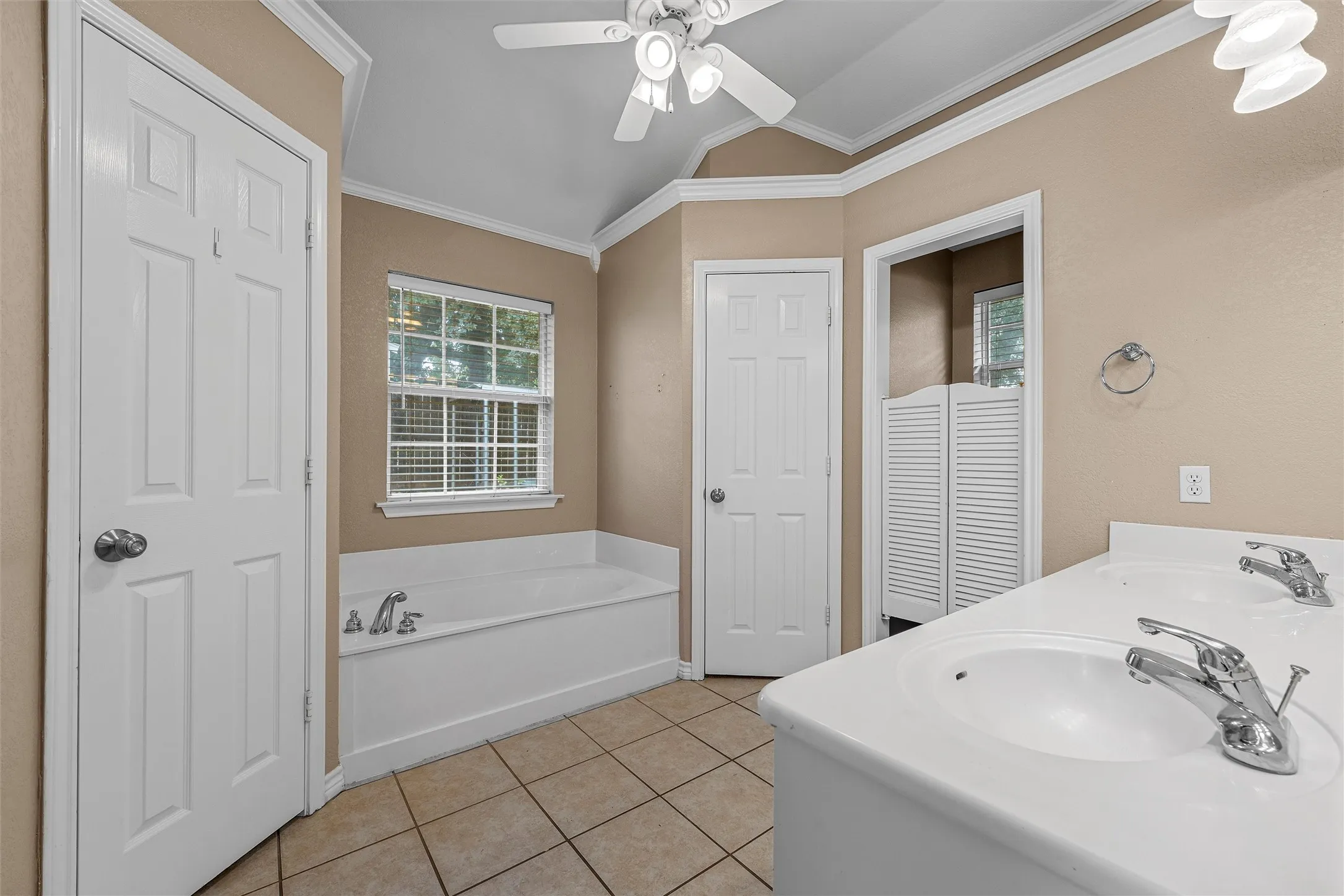 Single Family Residence For Sale in Mc Lennan County , 1112 Regina Drive, Hewitt, Texas 76643, 4 Bedroom, 3 Bathroom, 2 Garage spaces, 2,042 Sqft, built in 2001, mls#21335710, Real Estate Agent in Hewitt, Homes For Sale in Mc Lennan county, Homes For Sale in Hewitt, Realtor in Hewitt Texas, Real Estate Brokerage Independent Realty Texas, Luminita Cordes Realtor