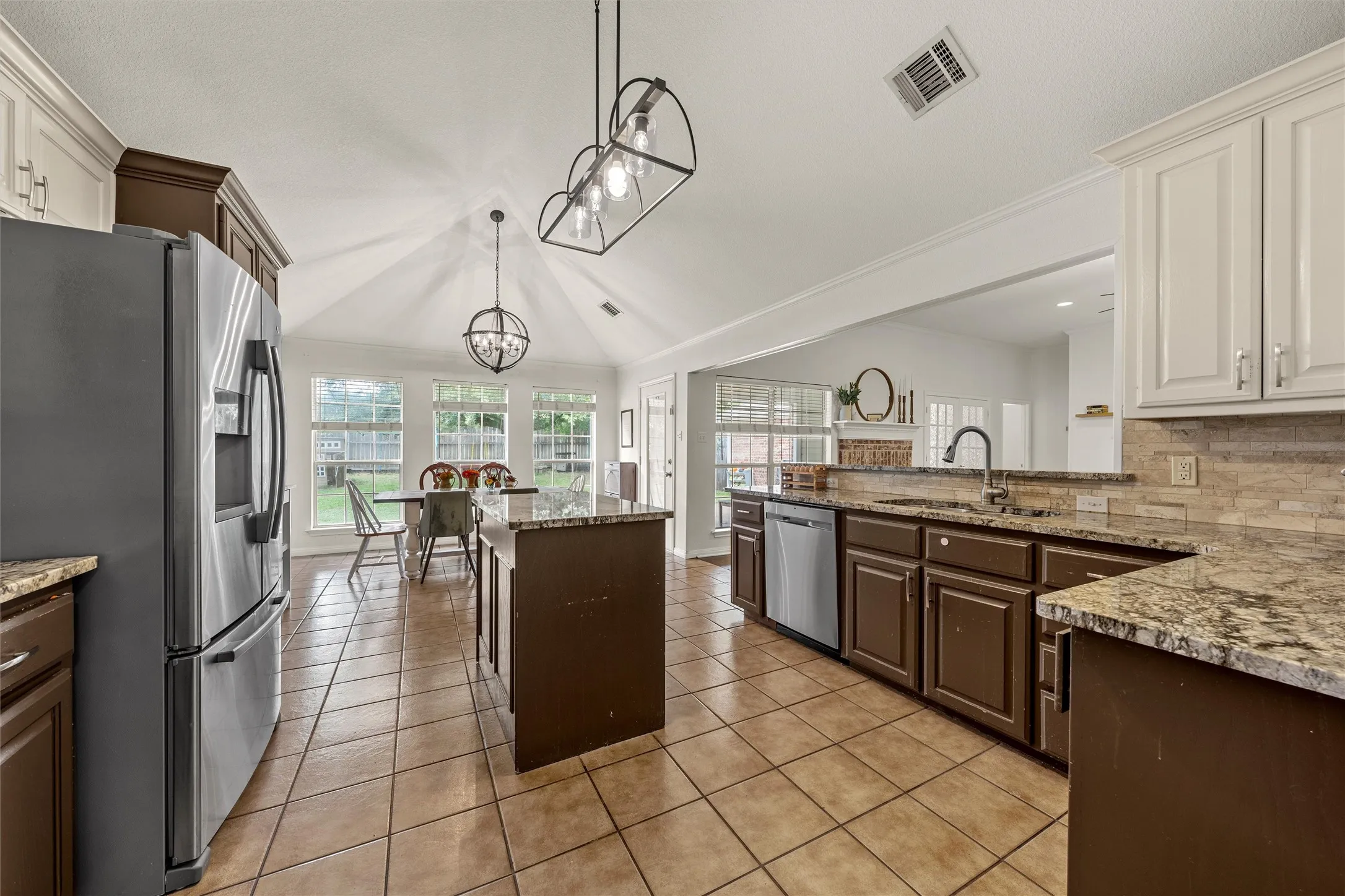 Single Family Residence For Sale in Mc Lennan County , 1112 Regina Drive, Hewitt, Texas 76643, 4 Bedroom, 3 Bathroom, 2 Garage spaces, 2,042 Sqft, built in 2001, mls#21335710, Real Estate Agent in Hewitt, Homes For Sale in Mc Lennan county, Homes For Sale in Hewitt, Realtor in Hewitt Texas, Real Estate Brokerage Independent Realty Texas, Luminita Cordes Realtor