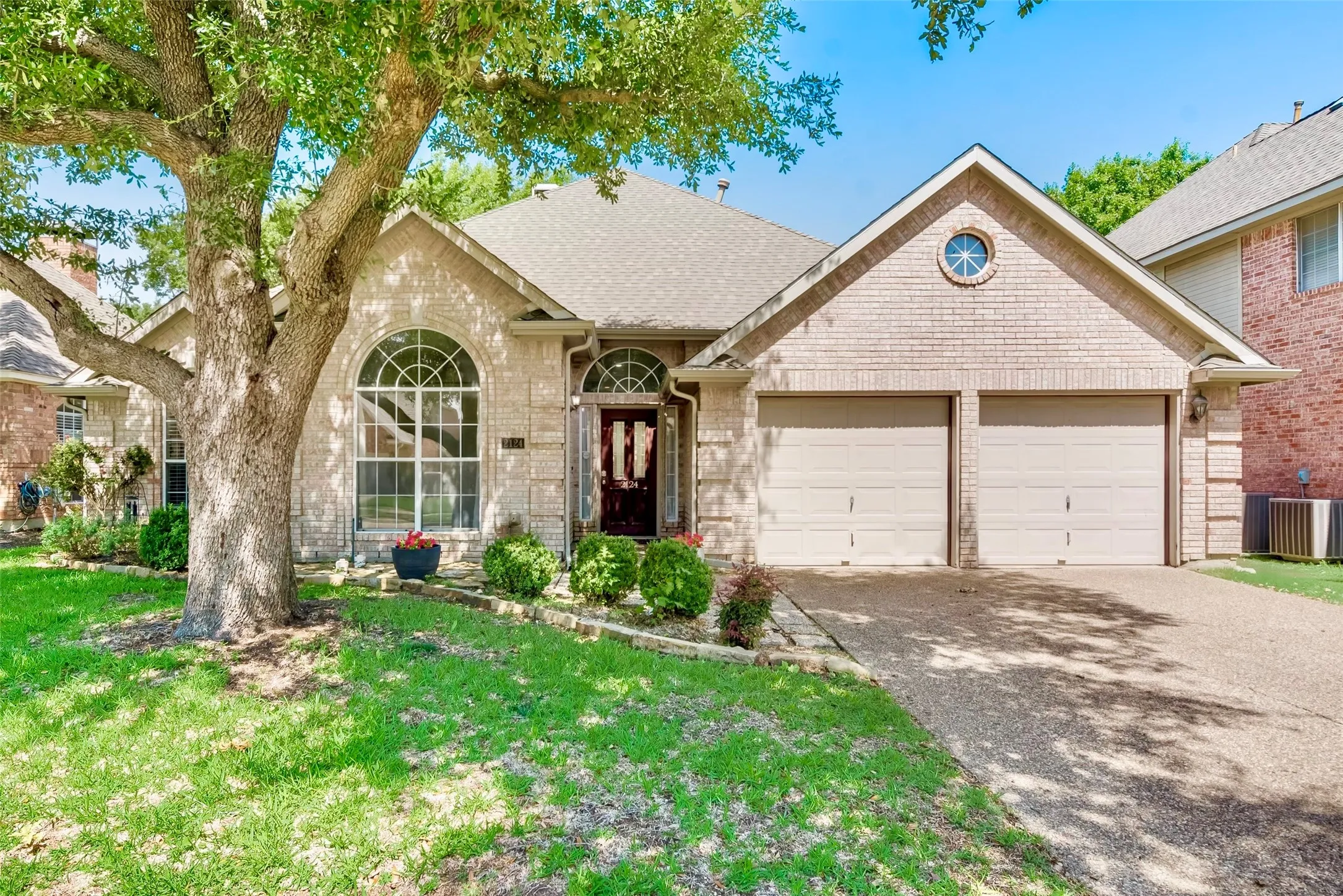 Single Family Residence For Sale in Collin County , 2124 Green Hill Drive, Mc Kinney, Texas 75072, 4 Bedroom, 2 Bathroom, 2 Garage spaces, 2,512 Sqft, built in 1991, mls#21334866, Real Estate Agent in Mc Kinney, Homes For Sale in Collin county, Homes For Sale in Mc Kinney, Realtor in Mc Kinney Texas, Real Estate Brokerage Independent Realty Texas, Luminita Cordes Realtor