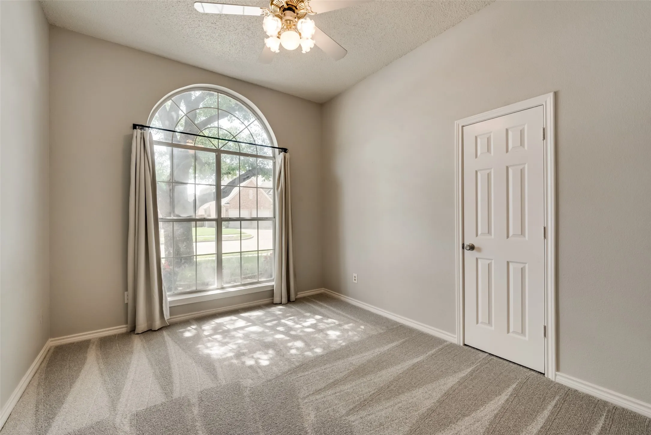 Single Family Residence For Sale in Collin County , 2124 Green Hill Drive, Mc Kinney, Texas 75072, 4 Bedroom, 2 Bathroom, 2 Garage spaces, 2,512 Sqft, built in 1991, mls#21334866, Real Estate Agent in Mc Kinney, Homes For Sale in Collin county, Homes For Sale in Mc Kinney, Realtor in Mc Kinney Texas, Real Estate Brokerage Independent Realty Texas, Luminita Cordes Realtor