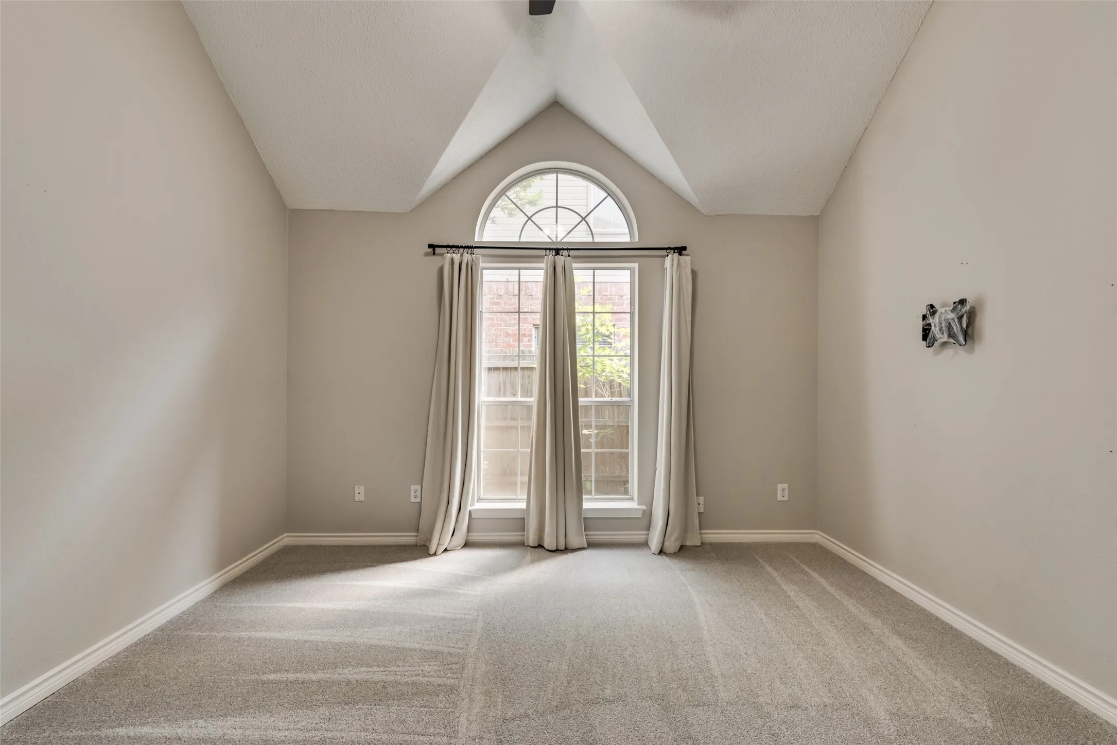 Single Family Residence For Sale in Collin County , 2124 Green Hill Drive, Mc Kinney, Texas 75072, 4 Bedroom, 2 Bathroom, 2 Garage spaces, 2,512 Sqft, built in 1991, mls#21334866, Real Estate Agent in Mc Kinney, Homes For Sale in Collin county, Homes For Sale in Mc Kinney, Realtor in Mc Kinney Texas, Real Estate Brokerage Independent Realty Texas, Luminita Cordes Realtor