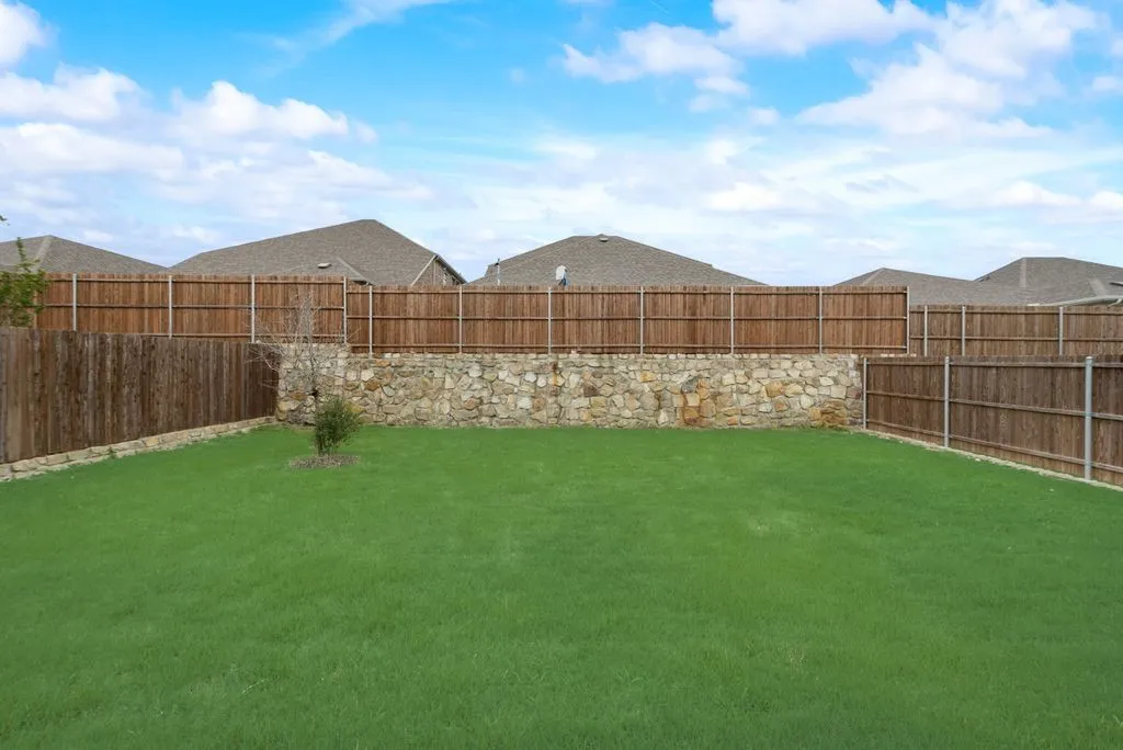 Single Family Residence For Rent in Collin County , 214 Stonehollow Way, Melissa, Texas 75454, 4 Bedroom, 3 Bathroom, 2 Garage spaces, 2,270 Sqft, built in 2020, mls#21334877, Real Estate Agent in Melissa, Homes For Rent in Collin county, Homes For Rent in Melissa, Realtor in Melissa Texas, Real Estate Brokerage Independent Realty Texas, Luminita Cordes Realtor