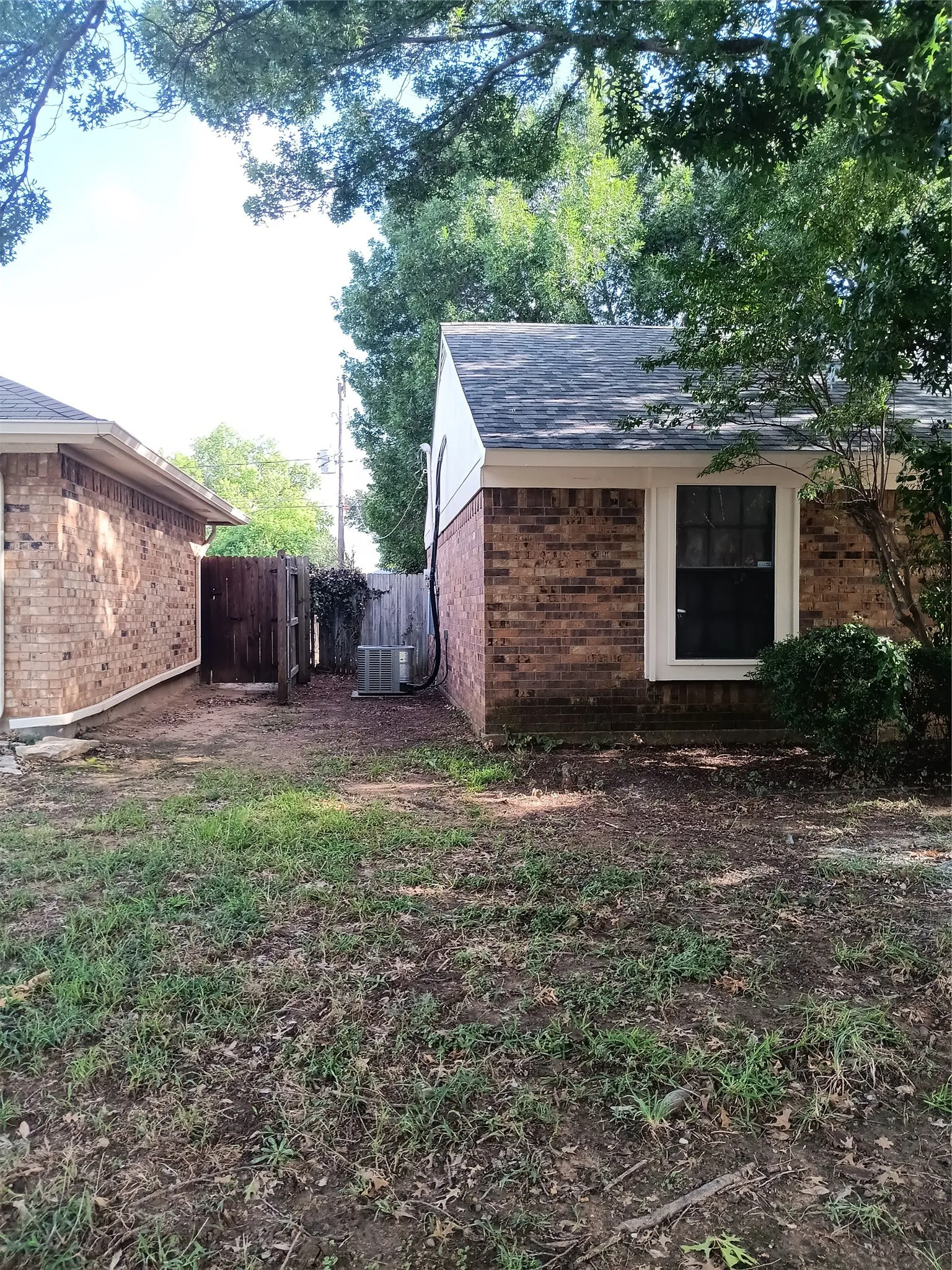 Single Family Residence For Sale in Tarrant County , 3618 Wentworth Drive, Arlington, Texas 76001, 3 Bedroom, 2 Bathroom, 2 Garage spaces, 1,116 Sqft, built in 1983, mls#21335916, Real Estate Agent in Arlington, Homes For Sale in Tarrant county, Homes For Sale in Arlington, Realtor in Arlington Texas, Real Estate Brokerage Independent Realty Texas, Luminita Cordes Realtor