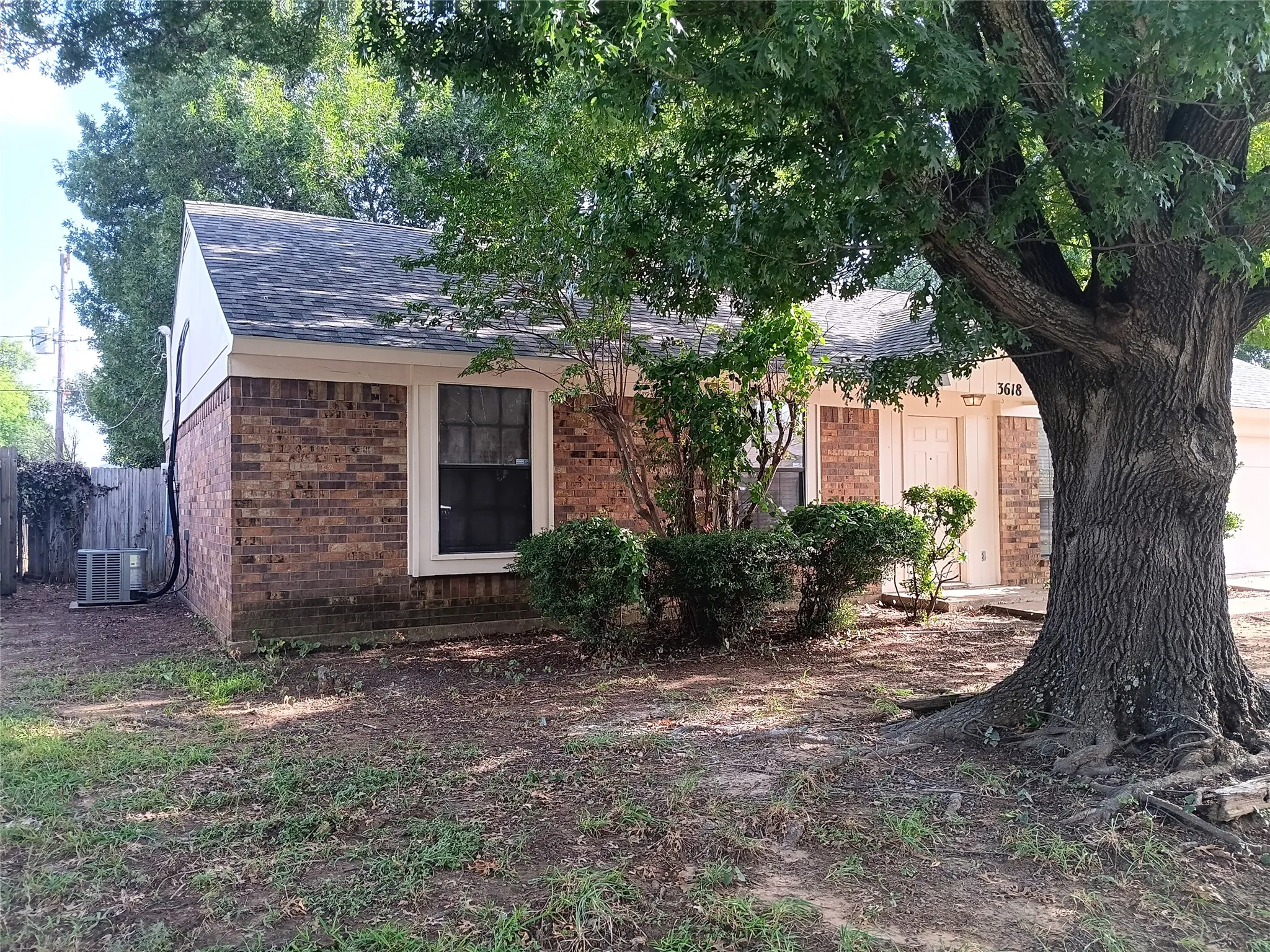Single Family Residence For Sale in Tarrant County , 3618 Wentworth Drive, Arlington, Texas 76001, 3 Bedroom, 2 Bathroom, 2 Garage spaces, 1,116 Sqft, built in 1983, mls#21335916, Real Estate Agent in Arlington, Homes For Sale in Tarrant county, Homes For Sale in Arlington, Realtor in Arlington Texas, Real Estate Brokerage Independent Realty Texas, Luminita Cordes Realtor