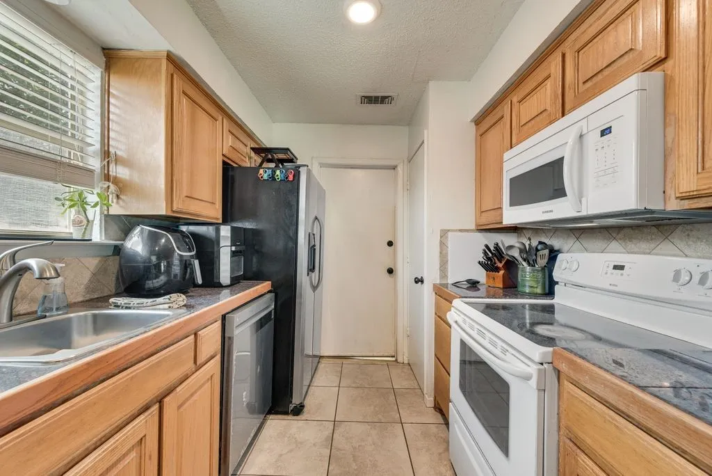 Single Family Residence For Sale in Johnson County , 802 N Spears Street, Alvarado, Texas 76009, 3 Bedroom, 2 Bathroom, 2 Garage spaces, 1,293 Sqft, built in 1989, mls#21331684, Real Estate Agent in Alvarado, Homes For Sale in Johnson county, Homes For Sale in Alvarado, Realtor in Alvarado Texas, Real Estate Brokerage Independent Realty Texas, Luminita Cordes Realtor