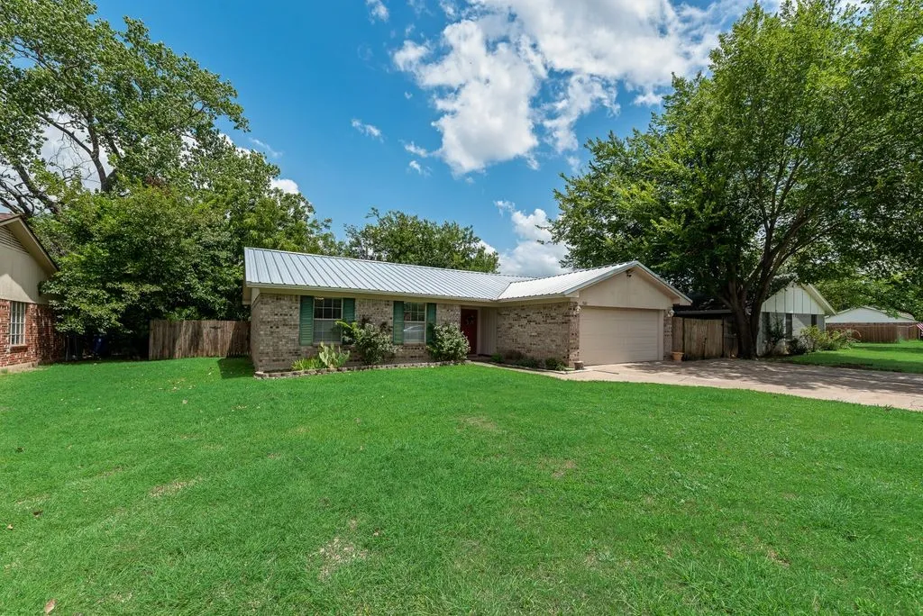 Single Family Residence For Sale in Johnson County , 802 N Spears Street, Alvarado, Texas 76009, 3 Bedroom, 2 Bathroom, 2 Garage spaces, 1,293 Sqft, built in 1989, mls#21331684, Real Estate Agent in Alvarado, Homes For Sale in Johnson county, Homes For Sale in Alvarado, Realtor in Alvarado Texas, Real Estate Brokerage Independent Realty Texas, Luminita Cordes Realtor