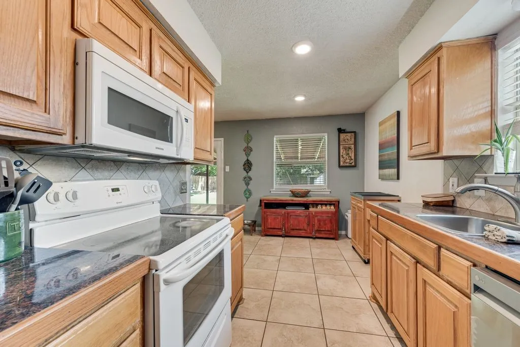 Single Family Residence For Sale in Johnson County , 802 N Spears Street, Alvarado, Texas 76009, 3 Bedroom, 2 Bathroom, 2 Garage spaces, 1,293 Sqft, built in 1989, mls#21331684, Real Estate Agent in Alvarado, Homes For Sale in Johnson county, Homes For Sale in Alvarado, Realtor in Alvarado Texas, Real Estate Brokerage Independent Realty Texas, Luminita Cordes Realtor