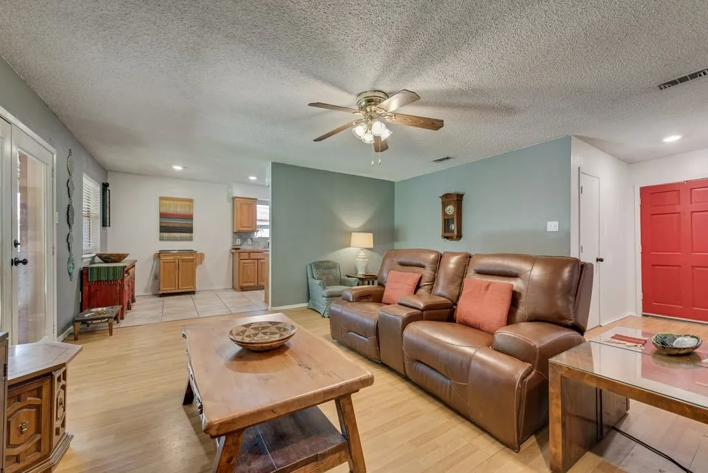Single Family Residence For Sale in Johnson County , 802 N Spears Street, Alvarado, Texas 76009, 3 Bedroom, 2 Bathroom, 2 Garage spaces, 1,293 Sqft, built in 1989, mls#21331684, Real Estate Agent in Alvarado, Homes For Sale in Johnson county, Homes For Sale in Alvarado, Realtor in Alvarado Texas, Real Estate Brokerage Independent Realty Texas, Luminita Cordes Realtor