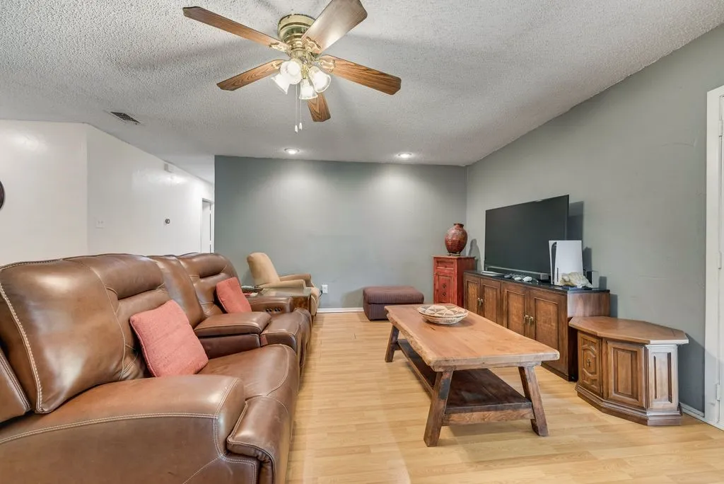 Single Family Residence For Sale in Johnson County , 802 N Spears Street, Alvarado, Texas 76009, 3 Bedroom, 2 Bathroom, 2 Garage spaces, 1,293 Sqft, built in 1989, mls#21331684, Real Estate Agent in Alvarado, Homes For Sale in Johnson county, Homes For Sale in Alvarado, Realtor in Alvarado Texas, Real Estate Brokerage Independent Realty Texas, Luminita Cordes Realtor
