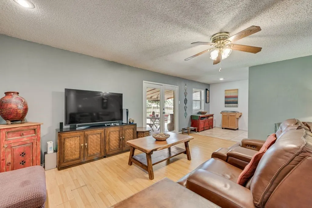 Single Family Residence For Sale in Johnson County , 802 N Spears Street, Alvarado, Texas 76009, 3 Bedroom, 2 Bathroom, 2 Garage spaces, 1,293 Sqft, built in 1989, mls#21331684, Real Estate Agent in Alvarado, Homes For Sale in Johnson county, Homes For Sale in Alvarado, Realtor in Alvarado Texas, Real Estate Brokerage Independent Realty Texas, Luminita Cordes Realtor