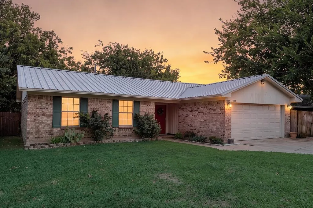 Single Family Residence For Sale in Johnson County , 802 N Spears Street, Alvarado, Texas 76009, 3 Bedroom, 2 Bathroom, 2 Garage spaces, 1,293 Sqft, built in 1989, mls#21331684, Real Estate Agent in Alvarado, Homes For Sale in Johnson county, Homes For Sale in Alvarado, Realtor in Alvarado Texas, Real Estate Brokerage Independent Realty Texas, Luminita Cordes Realtor