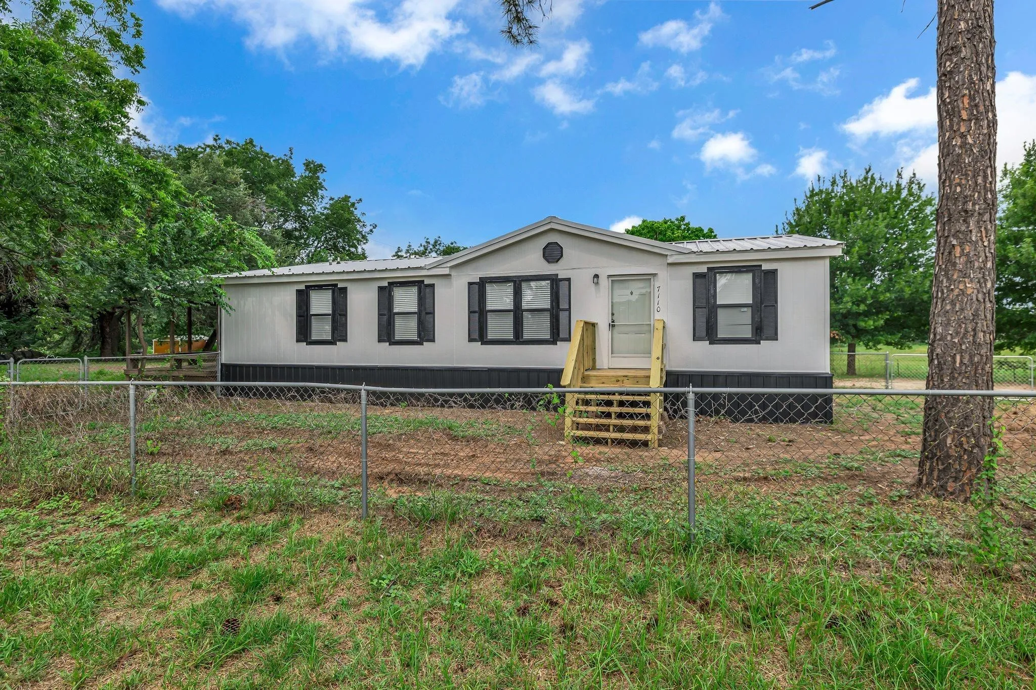 Manufactured Home For Sale in Parker County , 7110 FM 1189, Weatherford, Texas 76439, 3 Bedroom, 2 Bathroom, Garage spaces, 1,217 Sqft, built in 1993, mls#21335941, Real Estate Agent in Weatherford, Homes For Sale in Parker county, Homes For Sale in Weatherford, Realtor in Weatherford Texas, Real Estate Brokerage Independent Realty Texas, Luminita Cordes Realtor