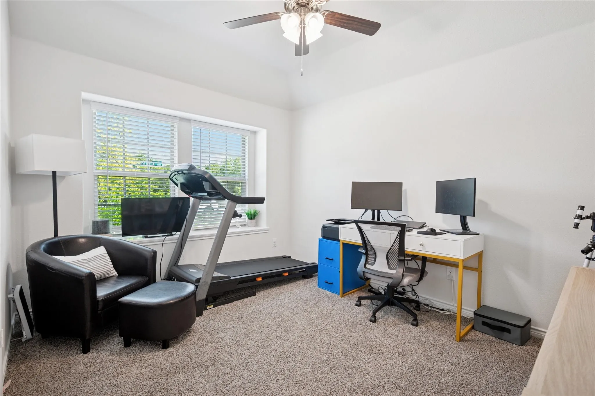Spacious room featuring neutral carpeting and white wall finishes