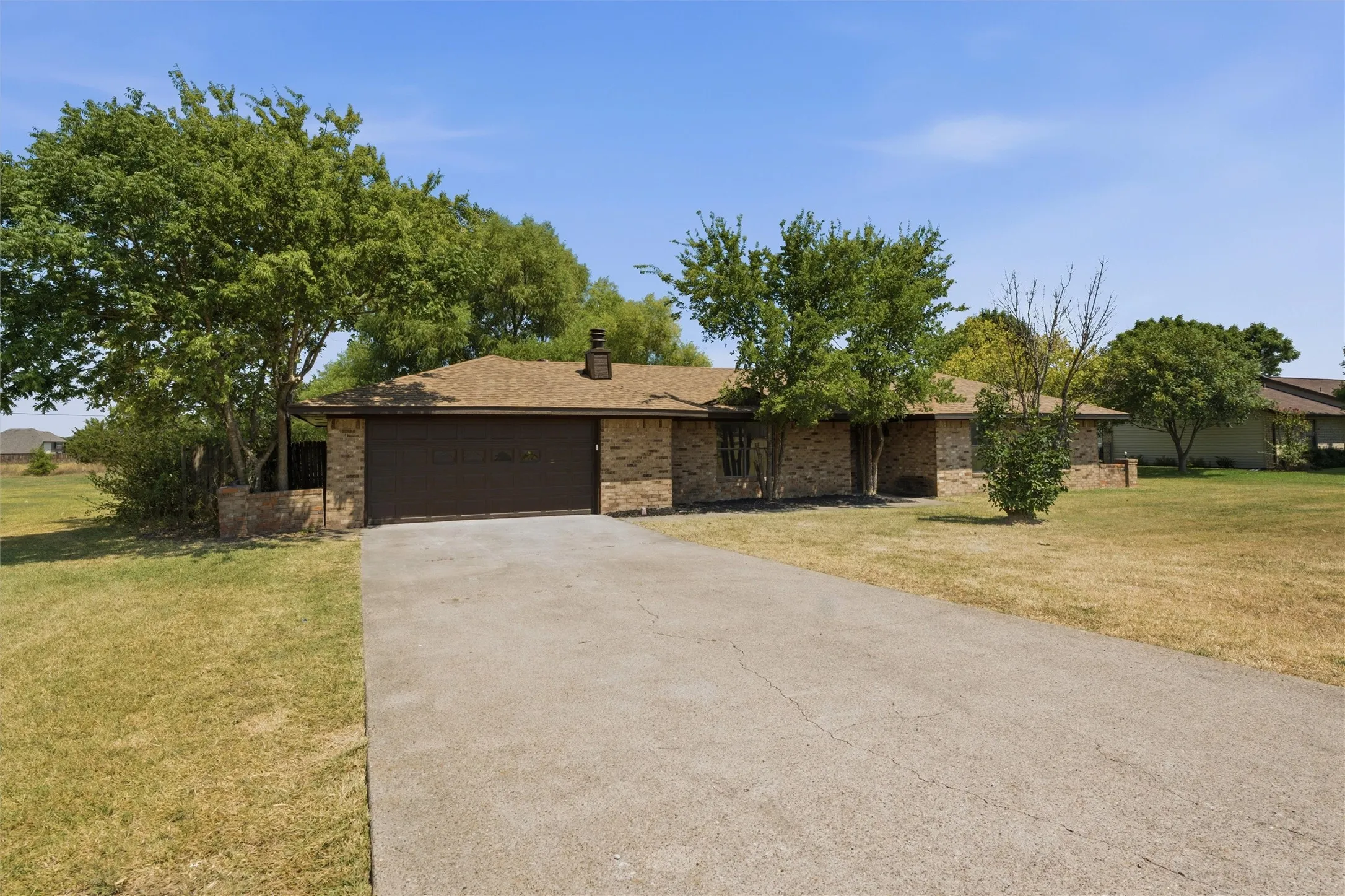 Single Family Residence For Sale in Ellis County , 124 Prairie Creek Road, Red Oak, Texas 75154, 3 Bedroom, 2 Bathroom, 2 Garage spaces, 1,321 Sqft, built in 1983, mls#21335922, Real Estate Agent in Red Oak, Homes For Sale in Ellis county, Homes For Sale in Red Oak, Realtor in Red Oak Texas, Real Estate Brokerage Independent Realty Texas, Luminita Cordes Realtor