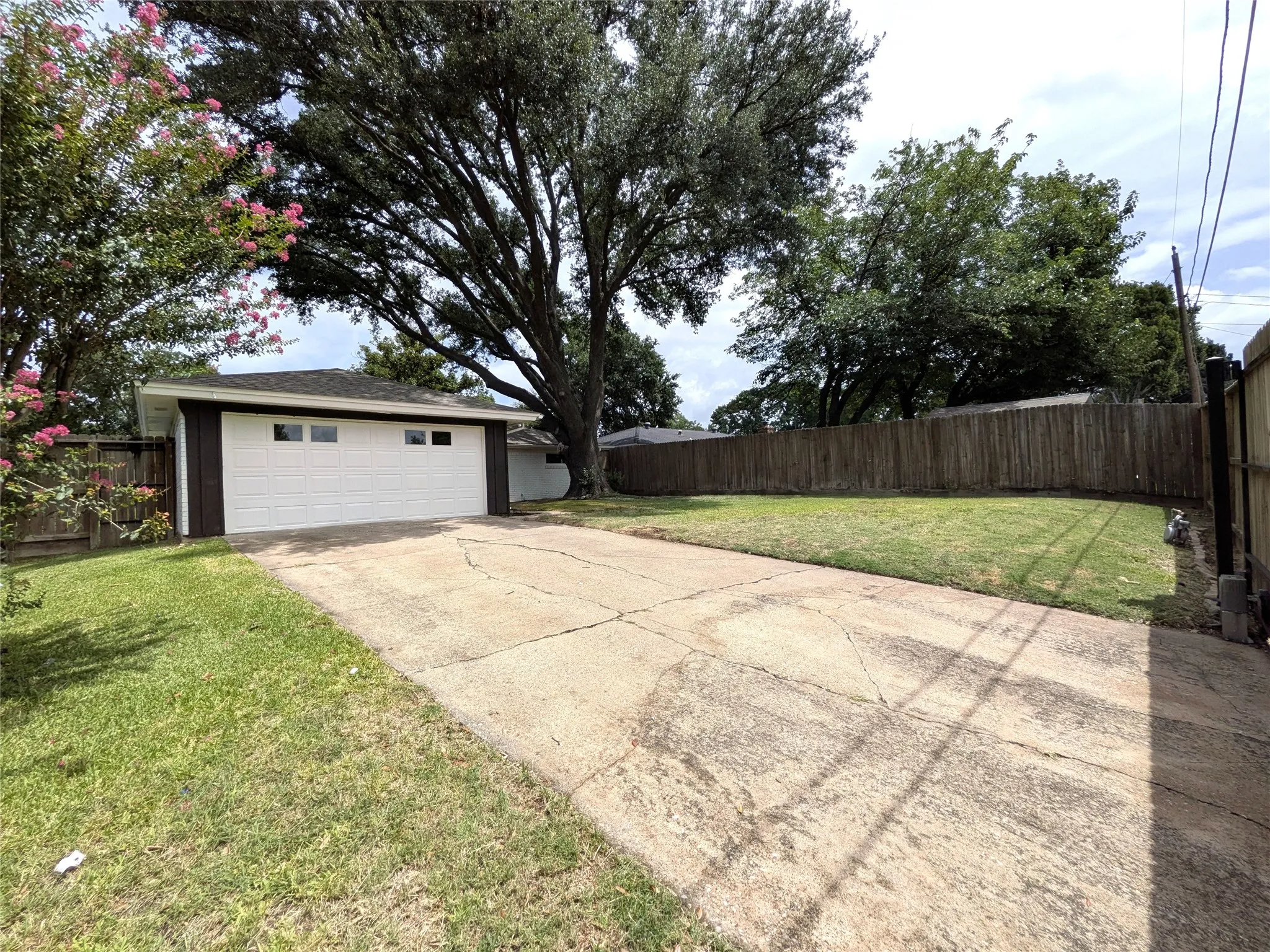Single Family Residence For Sale in Collin County , 1400 Oakhill Drive, Plano, Texas 75075, 3 Bedroom, 2 Bathroom, 2 Garage spaces, 1,490 Sqft, built in 1963, mls#21335988, Real Estate Agent in Plano, Homes For Sale in Collin county, Homes For Sale in Plano, Realtor in Plano Texas, Real Estate Brokerage Independent Realty Texas, Luminita Cordes Realtor