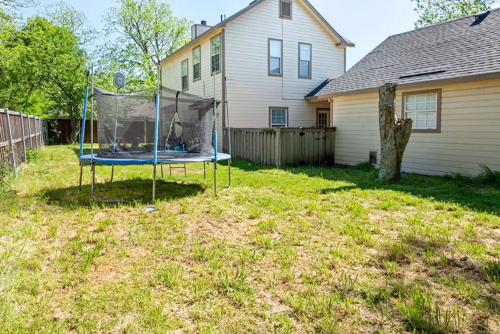 Single Family Residence For Sale in Grayson County , 487 S Waco Street, Van Alstyne, Texas 75495, 3 Bedroom, 3 Bathroom, 2 Garage spaces, 2,112 Sqft, built in 2000, mls#21336012, Real Estate Agent in Van Alstyne, Homes For Sale in Grayson county, Homes For Sale in Van Alstyne, Realtor in Van Alstyne Texas, Real Estate Brokerage Independent Realty Texas, Luminita Cordes Realtor