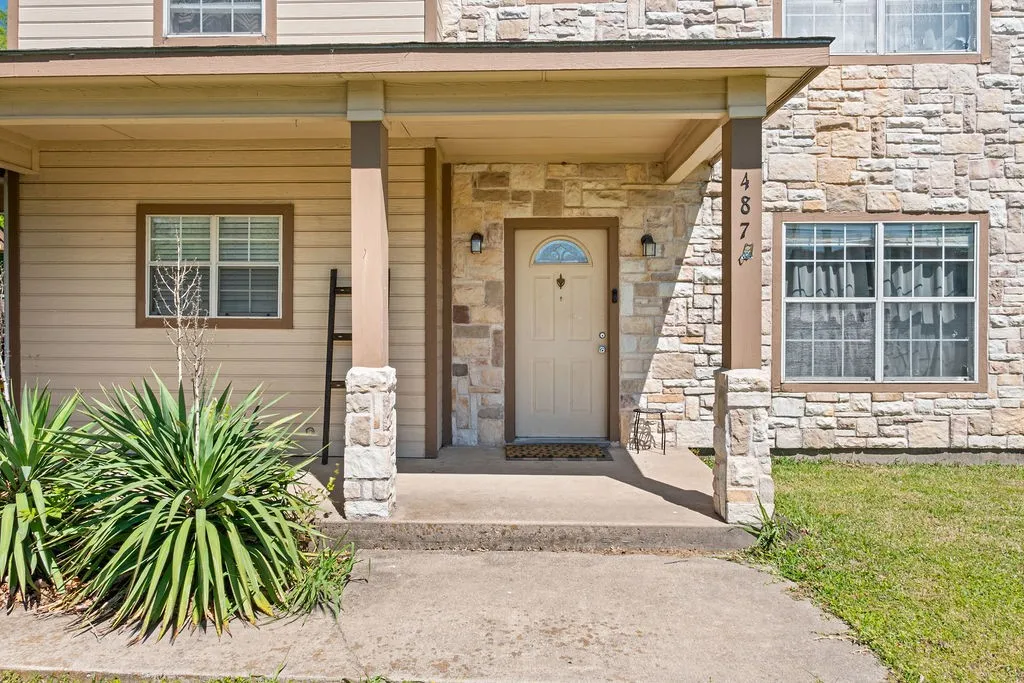 Single Family Residence For Sale in Grayson County , 487 S Waco Street, Van Alstyne, Texas 75495, 3 Bedroom, 3 Bathroom, 2 Garage spaces, 2,112 Sqft, built in 2000, mls#21336012, Real Estate Agent in Van Alstyne, Homes For Sale in Grayson county, Homes For Sale in Van Alstyne, Realtor in Van Alstyne Texas, Real Estate Brokerage Independent Realty Texas, Luminita Cordes Realtor