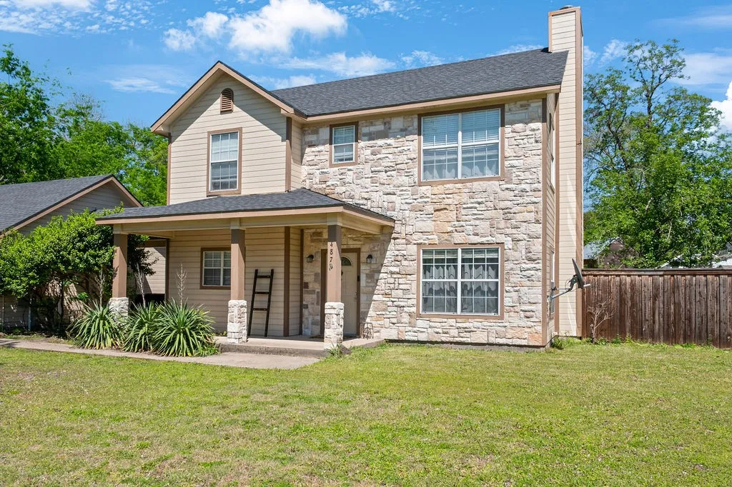 Single Family Residence For Sale in Grayson County , 487 S Waco Street, Van Alstyne, Texas 75495, 3 Bedroom, 3 Bathroom, 2 Garage spaces, 2,112 Sqft, built in 2000, mls#21336012, Real Estate Agent in Van Alstyne, Homes For Sale in Grayson county, Homes For Sale in Van Alstyne, Realtor in Van Alstyne Texas, Real Estate Brokerage Independent Realty Texas, Luminita Cordes Realtor