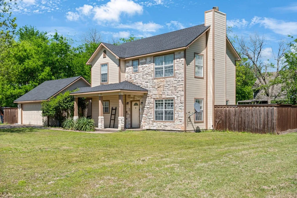 Single Family Residence For Sale in Grayson County , 487 S Waco Street, Van Alstyne, Texas 75495, 3 Bedroom, 3 Bathroom, 2 Garage spaces, 2,112 Sqft, built in 2000, mls#21336012, Real Estate Agent in Van Alstyne, Homes For Sale in Grayson county, Homes For Sale in Van Alstyne, Realtor in Van Alstyne Texas, Real Estate Brokerage Independent Realty Texas, Luminita Cordes Realtor