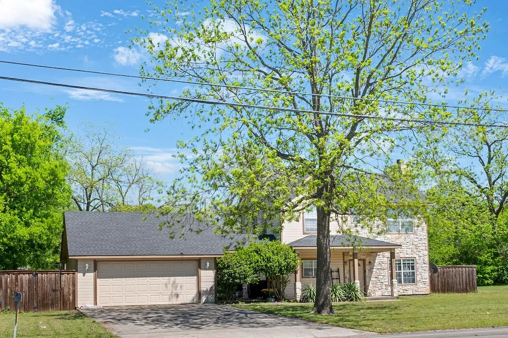 Single Family Residence For Sale in Grayson County , 487 S Waco Street, Van Alstyne, Texas 75495, 3 Bedroom, 3 Bathroom, 2 Garage spaces, 2,112 Sqft, built in 2000, mls#21336012, Real Estate Agent in Van Alstyne, Homes For Sale in Grayson county, Homes For Sale in Van Alstyne, Realtor in Van Alstyne Texas, Real Estate Brokerage Independent Realty Texas, Luminita Cordes Realtor