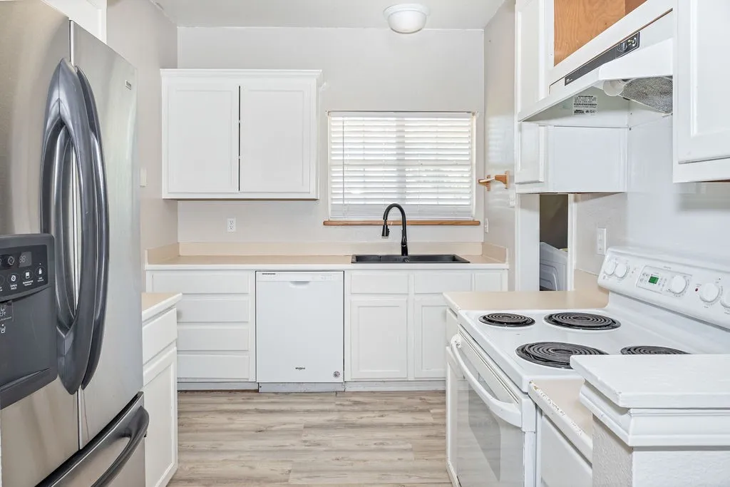 Single Family Residence For Sale in Grayson County , 487 S Waco Street, Van Alstyne, Texas 75495, 3 Bedroom, 3 Bathroom, 2 Garage spaces, 2,112 Sqft, built in 2000, mls#21336012, Real Estate Agent in Van Alstyne, Homes For Sale in Grayson county, Homes For Sale in Van Alstyne, Realtor in Van Alstyne Texas, Real Estate Brokerage Independent Realty Texas, Luminita Cordes Realtor