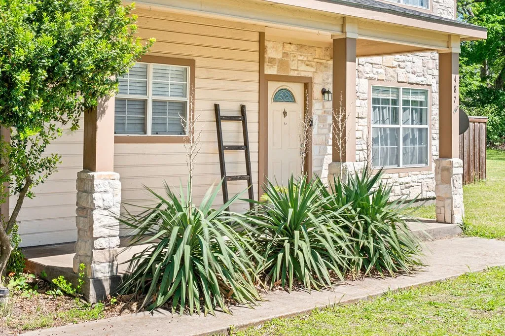 Single Family Residence For Sale in Grayson County , 487 S Waco Street, Van Alstyne, Texas 75495, 3 Bedroom, 3 Bathroom, 2 Garage spaces, 2,112 Sqft, built in 2000, mls#21336012, Real Estate Agent in Van Alstyne, Homes For Sale in Grayson county, Homes For Sale in Van Alstyne, Realtor in Van Alstyne Texas, Real Estate Brokerage Independent Realty Texas, Luminita Cordes Realtor