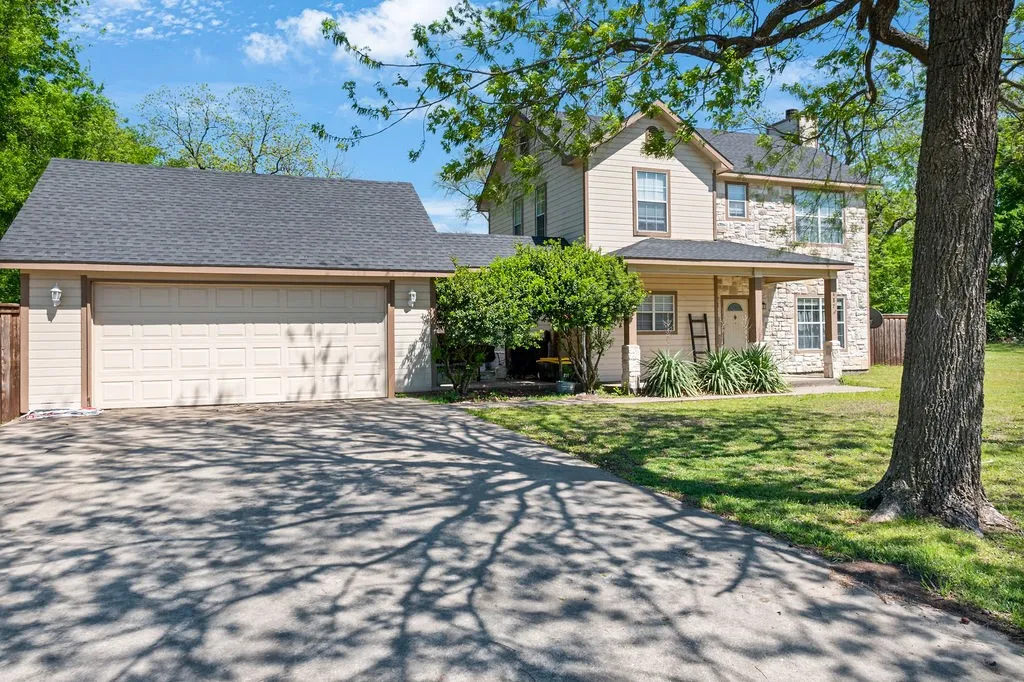 Single Family Residence For Sale in Grayson County , 487 S Waco Street, Van Alstyne, Texas 75495, 3 Bedroom, 3 Bathroom, 2 Garage spaces, 2,112 Sqft, built in 2000, mls#21336012, Real Estate Agent in Van Alstyne, Homes For Sale in Grayson county, Homes For Sale in Van Alstyne, Realtor in Van Alstyne Texas, Real Estate Brokerage Independent Realty Texas, Luminita Cordes Realtor